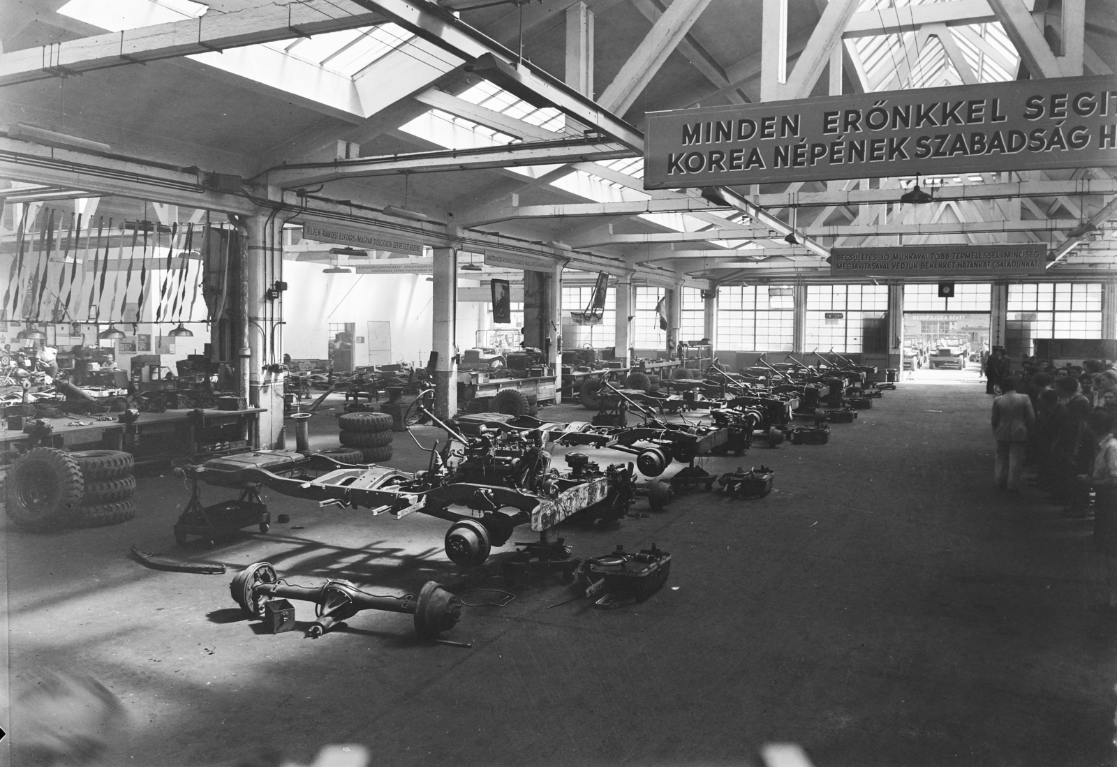 Magyarország, szétszedett és felújításra váró Dodge WC-51 típusú rajszállító és vontató gépkocsik., 1950, UVATERV, közlekedés, felirat, üzem, alkatrész, nehézipar, munkafelajánlás, kommunizmus, jelmondat, Csepel-márka, Fortepan #26960