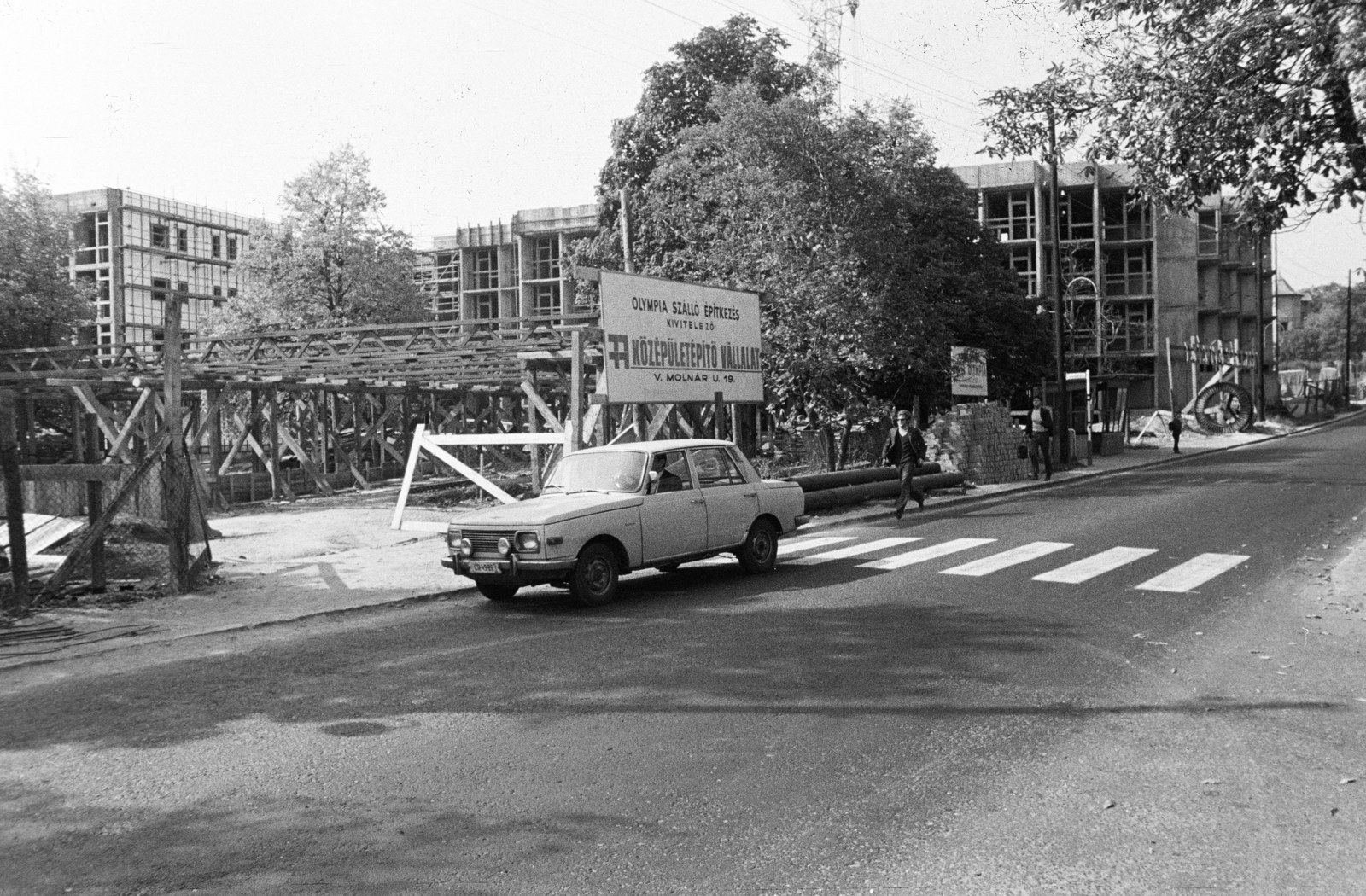 Hungary, Budapest XII., Eötvös út 40., a Hotel Olimpia építkezése., 1971, Középületépítő Vállalat - Kreszán Albert - Koczka András - Kemecsei József, Budapest, crosswalk, Fortepan #269601