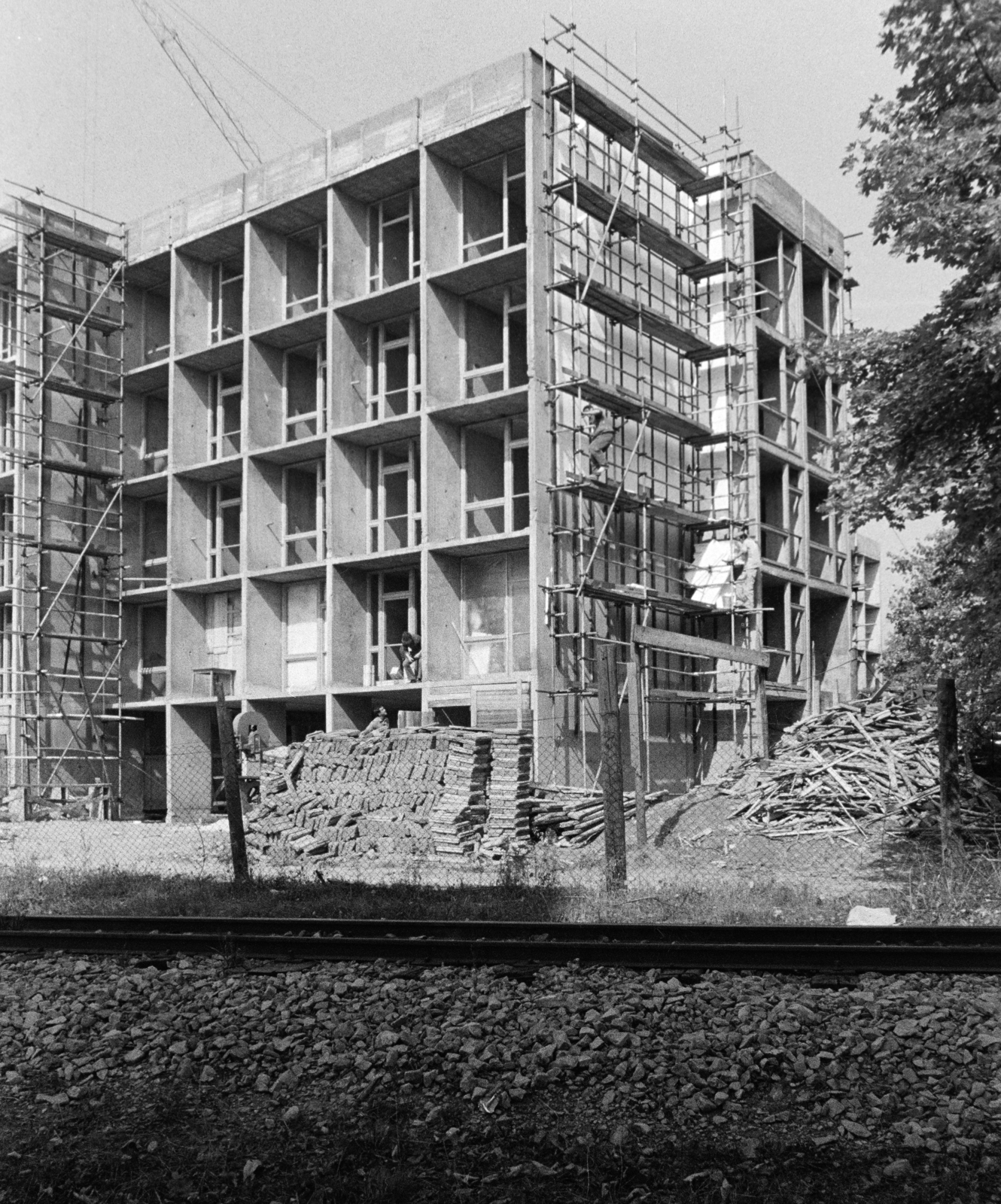 Hungary, Budapest XII., Eötvös út 40., a Hotel Olimpia építkezése, előtérben a Gyermekvasút (Úttörővasút) pályája., 1971, Középületépítő Vállalat - Kreszán Albert - Koczka András - Kemecsei József, Budapest, Fortepan #269602