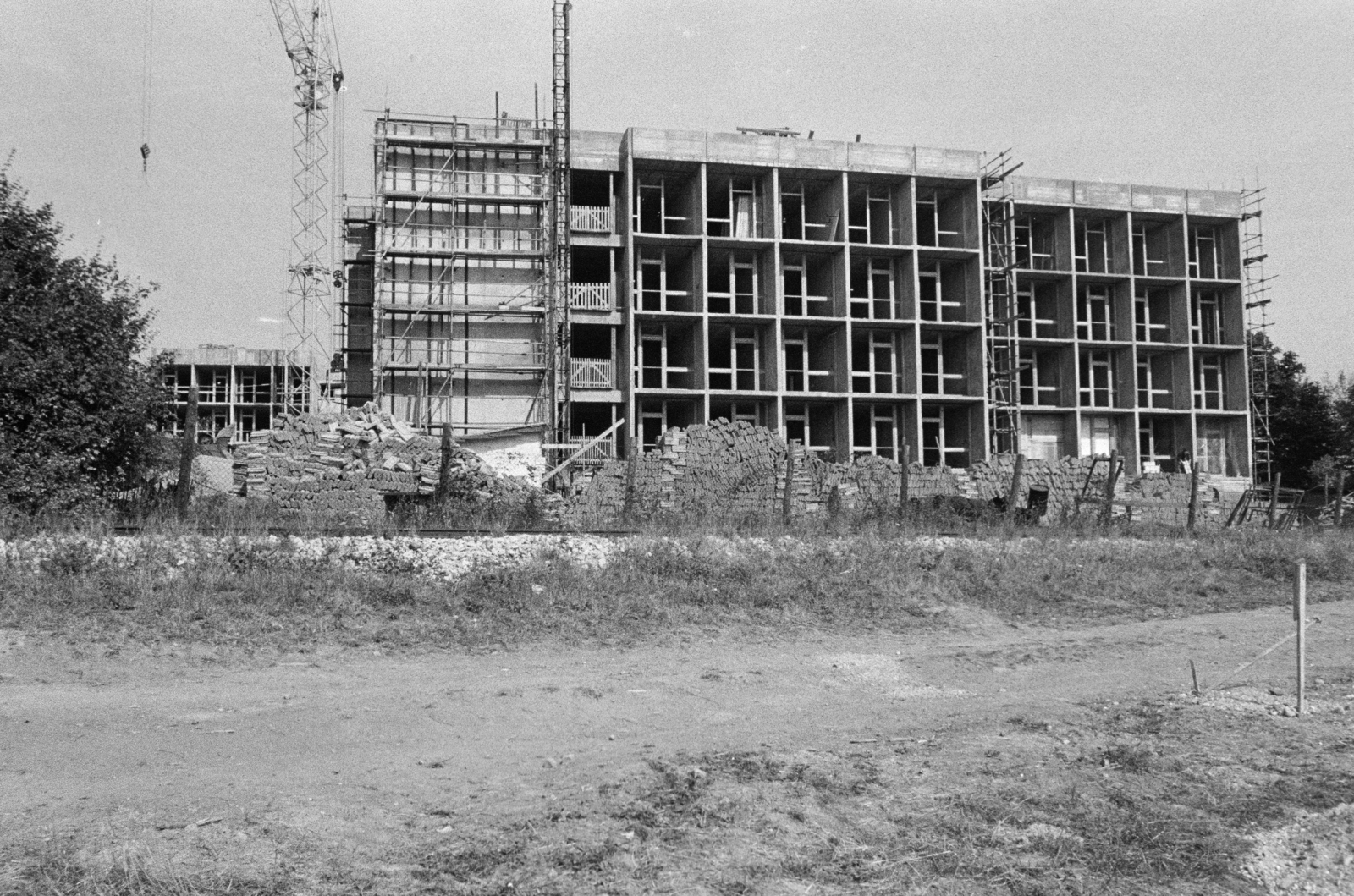 Hungary, Budapest XII., Eötvös út 40., a Hotel Olimpia építkezése, előtérben a Gyermekvasút (Úttörővasút) pályája., 1971, Középületépítő Vállalat - Kreszán Albert - Koczka András - Kemecsei József, Budapest, Fortepan #269603