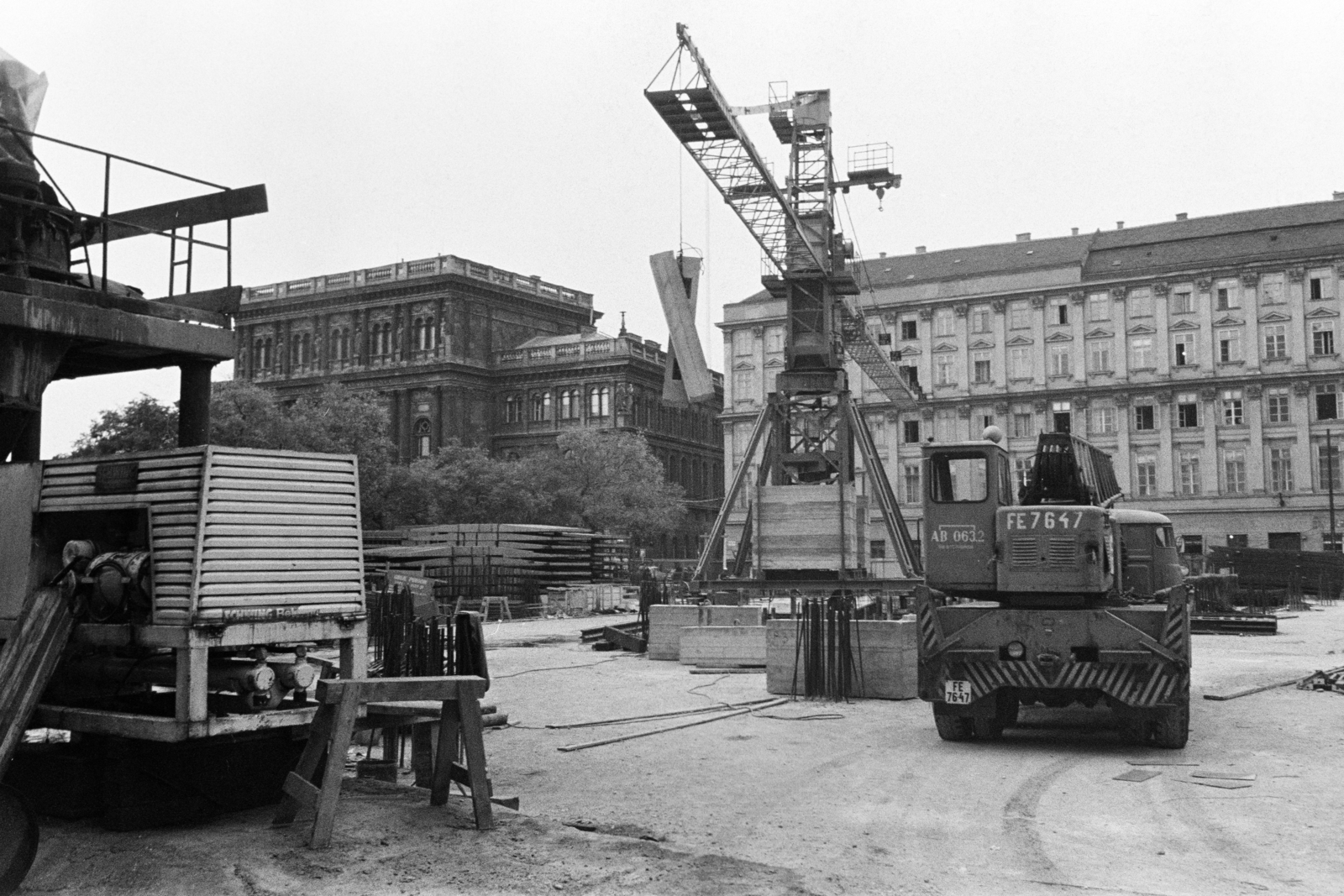 Hungary, Budapest V., Széchenyi István (Roosevelt) tér, az állami külkereskedelmi vállalatok székházának tervezett irodaház (Spenótház) építkezése. Háttérben a Vigyázó Ferenc utca és a Magyar Tudományos Akadémia épülete., 1971, Középületépítő Vállalat - Kreszán Albert - Koczka András - Kemecsei József, Budapest, Fortepan #269605