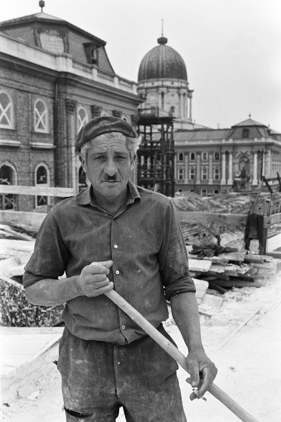 Hungary, Budapest I., a Budavári Palota (korábban Királyi Palota) Hunyadi udvara, jobbra a Mátyás király kút., 1969, Középületépítő Vállalat - Kreszán Albert - Koczka András - Kemecsei József, Budapest, Fortepan #269607