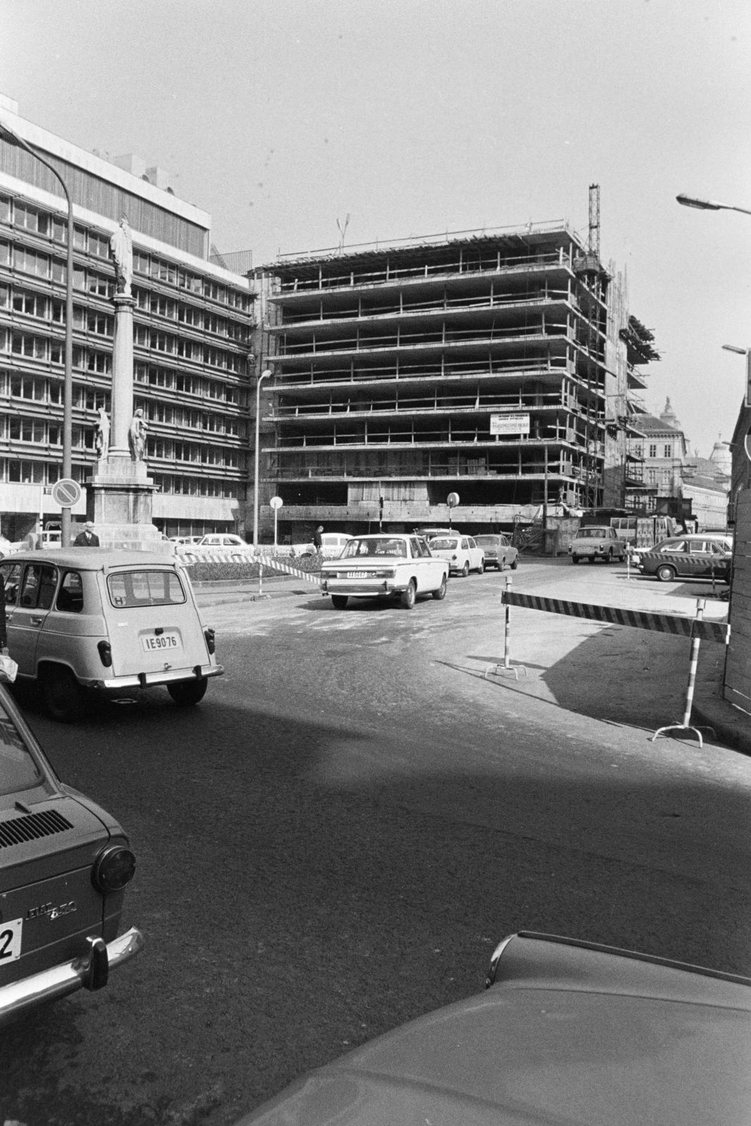 Hungary, Budapest V., Szervita (Martinelli) tér, szemben a parkoló- és irodaház építkezése, balra Mária oszlop és mögötte az Országos Műszaki Fejlesztési Bizottság (OMFB) székháza., 1971, Középületépítő Vállalat - Kreszán Albert - Koczka András - Kemecsei József, Budapest, BMW New Class, Fortepan #269608