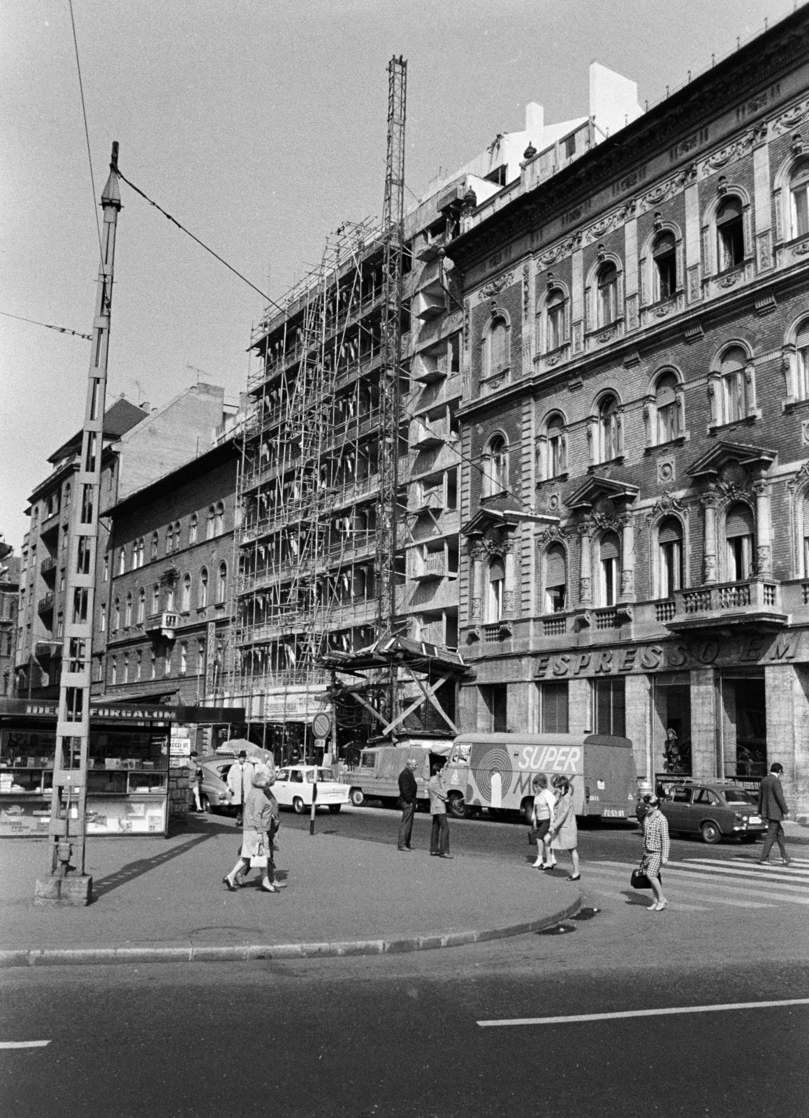 Magyarország, Budapest VII., Rákóczi út, szemben az Akácfa utca 3. szám alatti EMKE Szálloda építkezése látható., 1971, Középületépítő Vállalat - Kreszán Albert - Koczka András - Kemecsei József, Budapest, Fortepan #269609