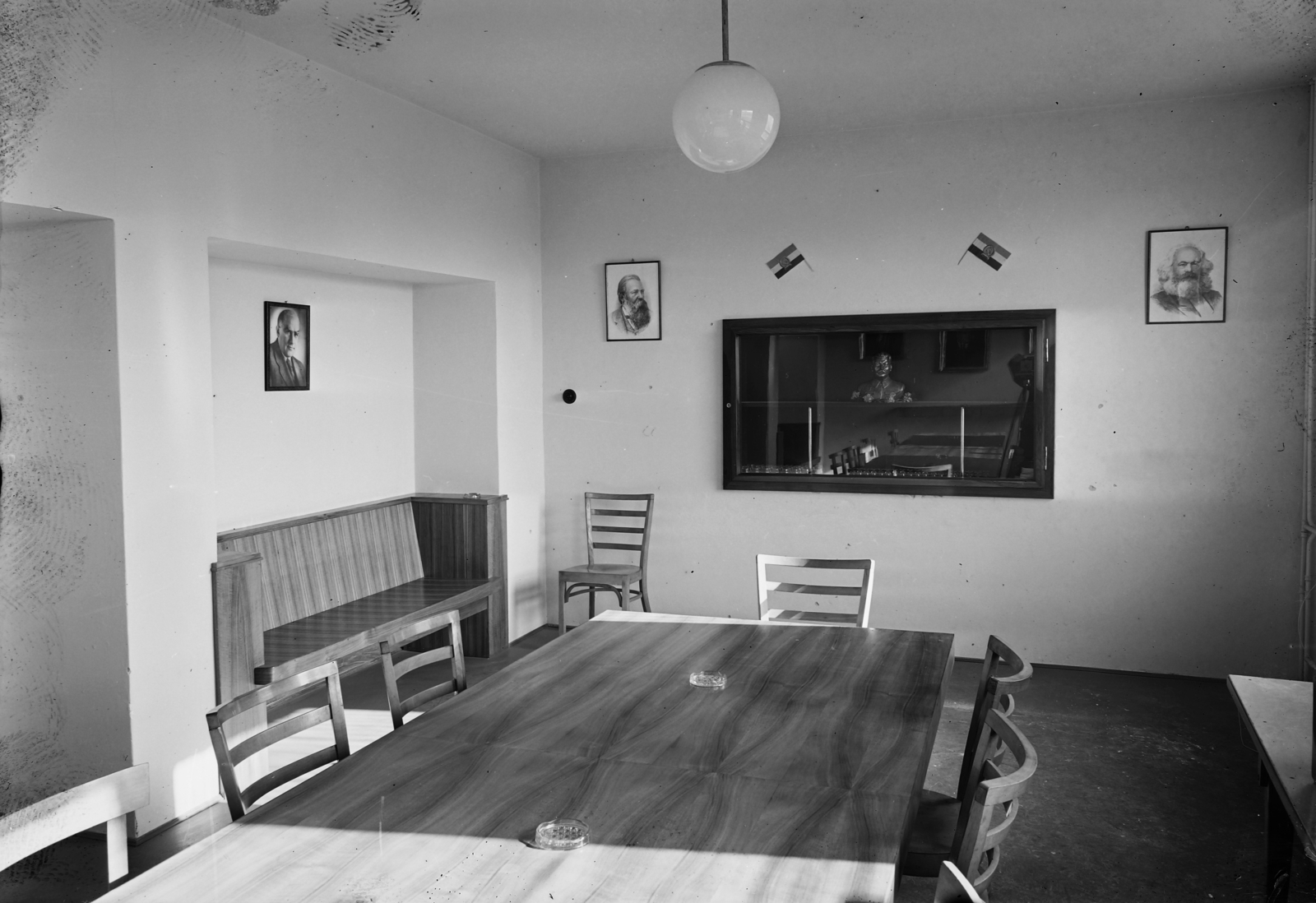 1951, UVATERV, tükörkép, tükör, politikai dekoráció, enteriőr, asztal, szék, hamutartó, mellszobor, Sztálin ábrázolás, Karl Marx-ábrázolás, Friedrich Engels-ábrázolás, ujjlenyomat, Fortepan #26961