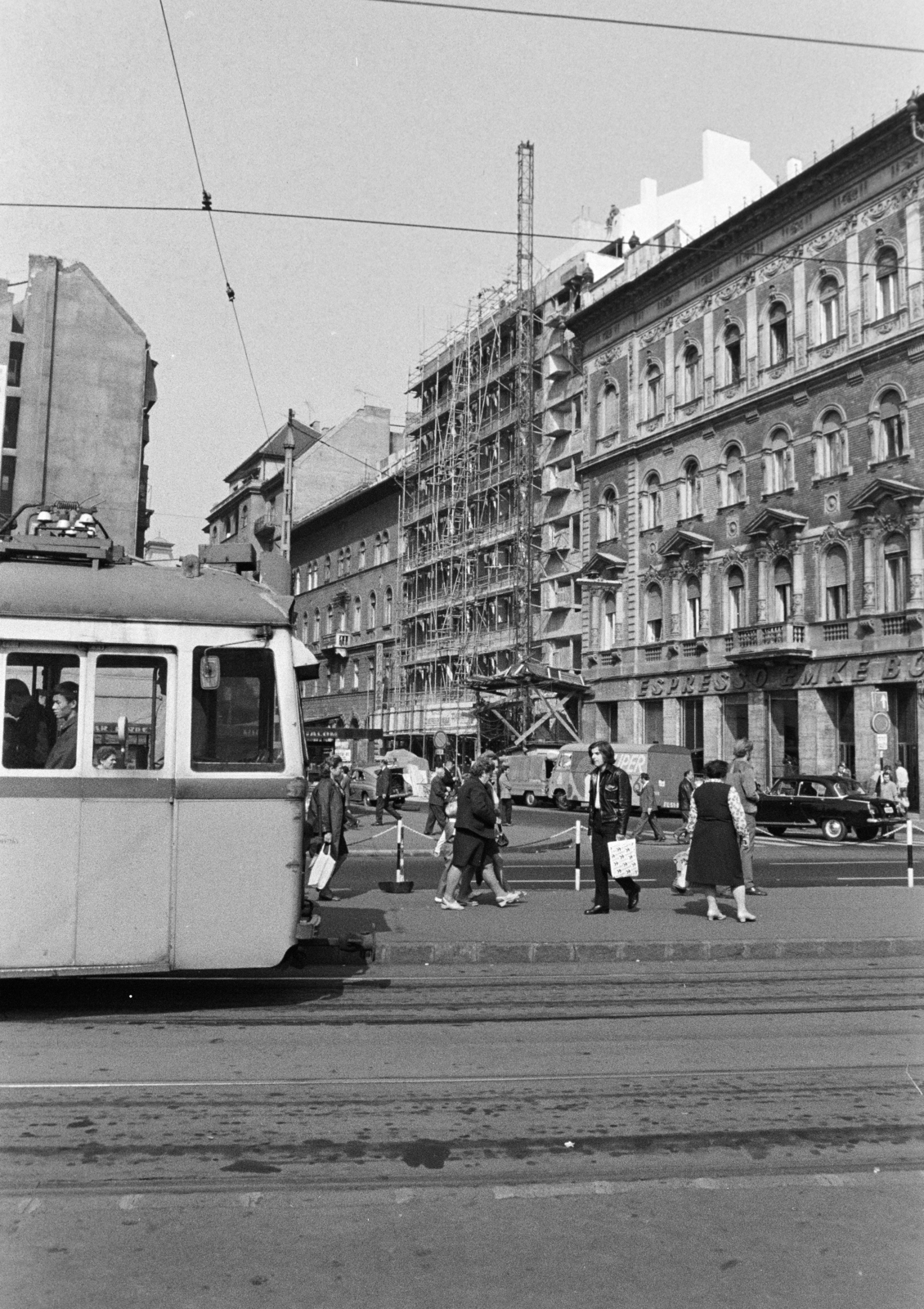 Magyarország, Budapest VIII.,Budapest VII., Rákóczi út, villamosmegálló a Blaha Lujza térnél. Szemben az Akácfa utca 3. szám alatti EMKE Szálloda építkezése látható., 1971, Középületépítő Vállalat - Kreszán Albert - Koczka András - Kemecsei József, Budapest, Fortepan #269610