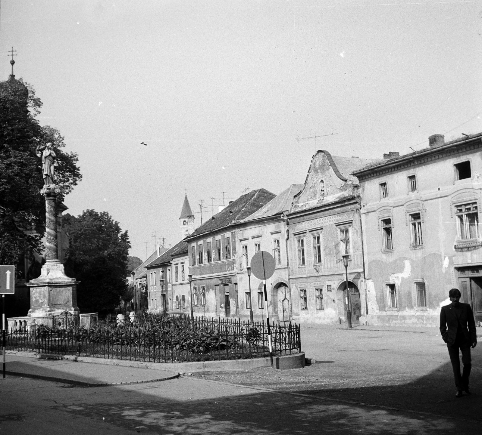 Hungary, Kőszeg, Jurisics tér, balra a Mária-oszlop., 1969, Ladinek Viktor, square, Fortepan #269622