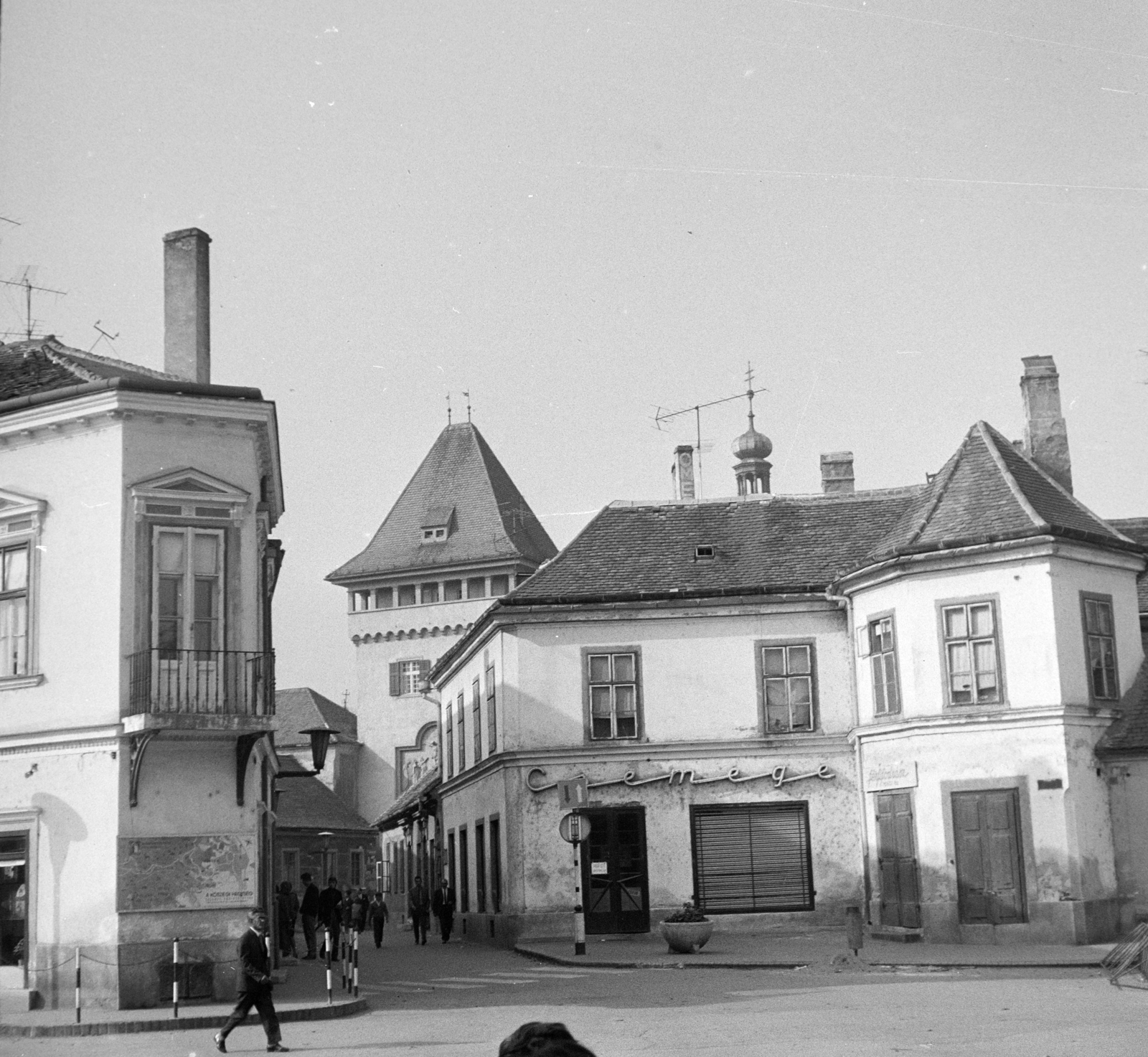 Hungary, Kőszeg, Fő (Köztársaság) tér a Városház utca és a Hősök tornya felé nézve., 1969, Ladinek Viktor, Csemege enterprise, house, Fortepan #269624