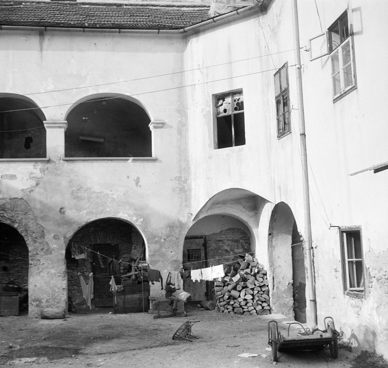 Magyarország, Kőszeg, Chernel utca 14., a Szvetics-Sigray-ház (ma Európa Ház) udvara., 1969, Ladinek Viktor, árkád, teregetés, kézikocsi, farakás, Fortepan #269627