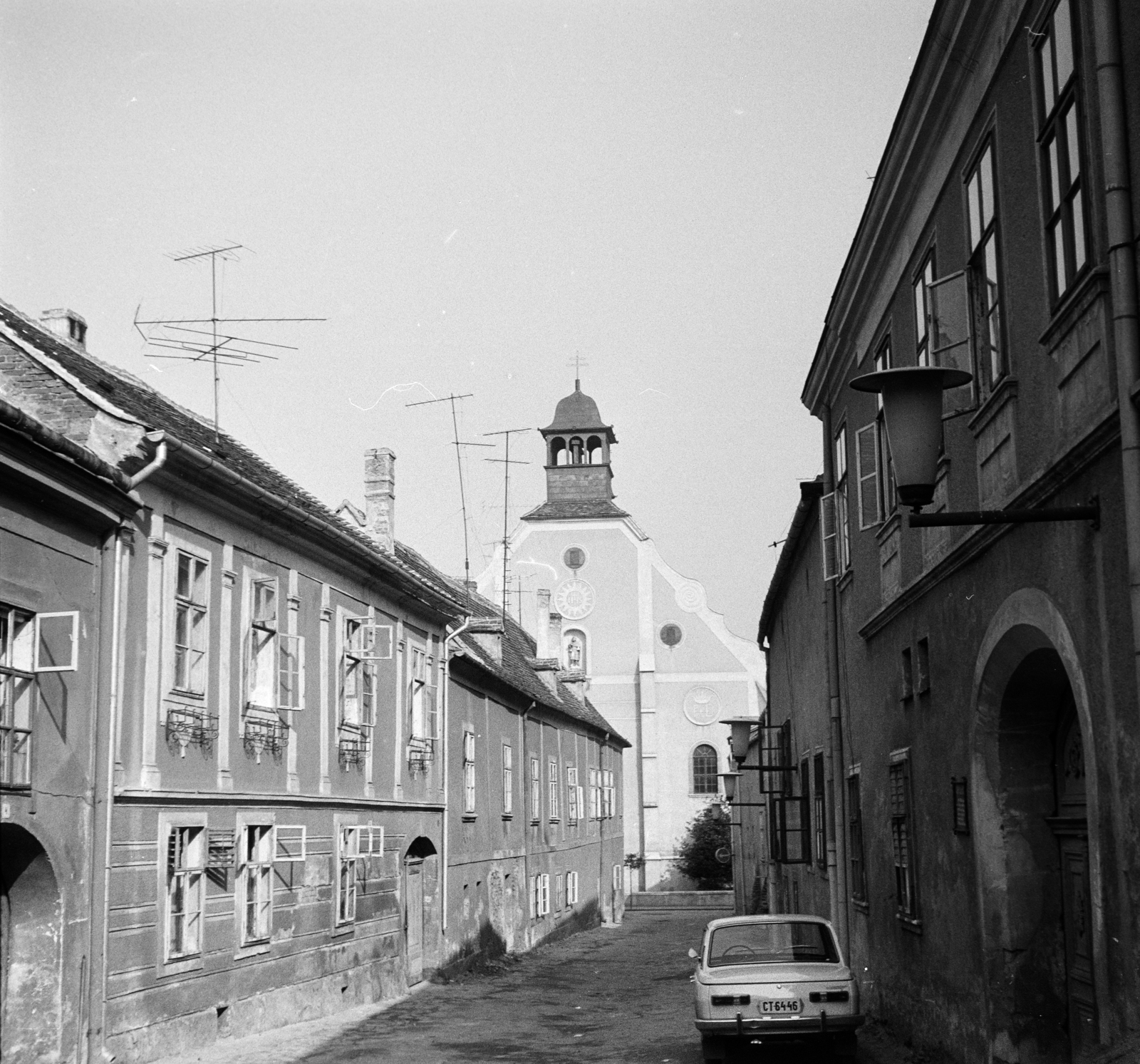 Magyarország, Kőszeg, Chernel utca, a háttérben a Szent Jakab-templom., 1969, Ladinek Viktor, Fortepan #269628