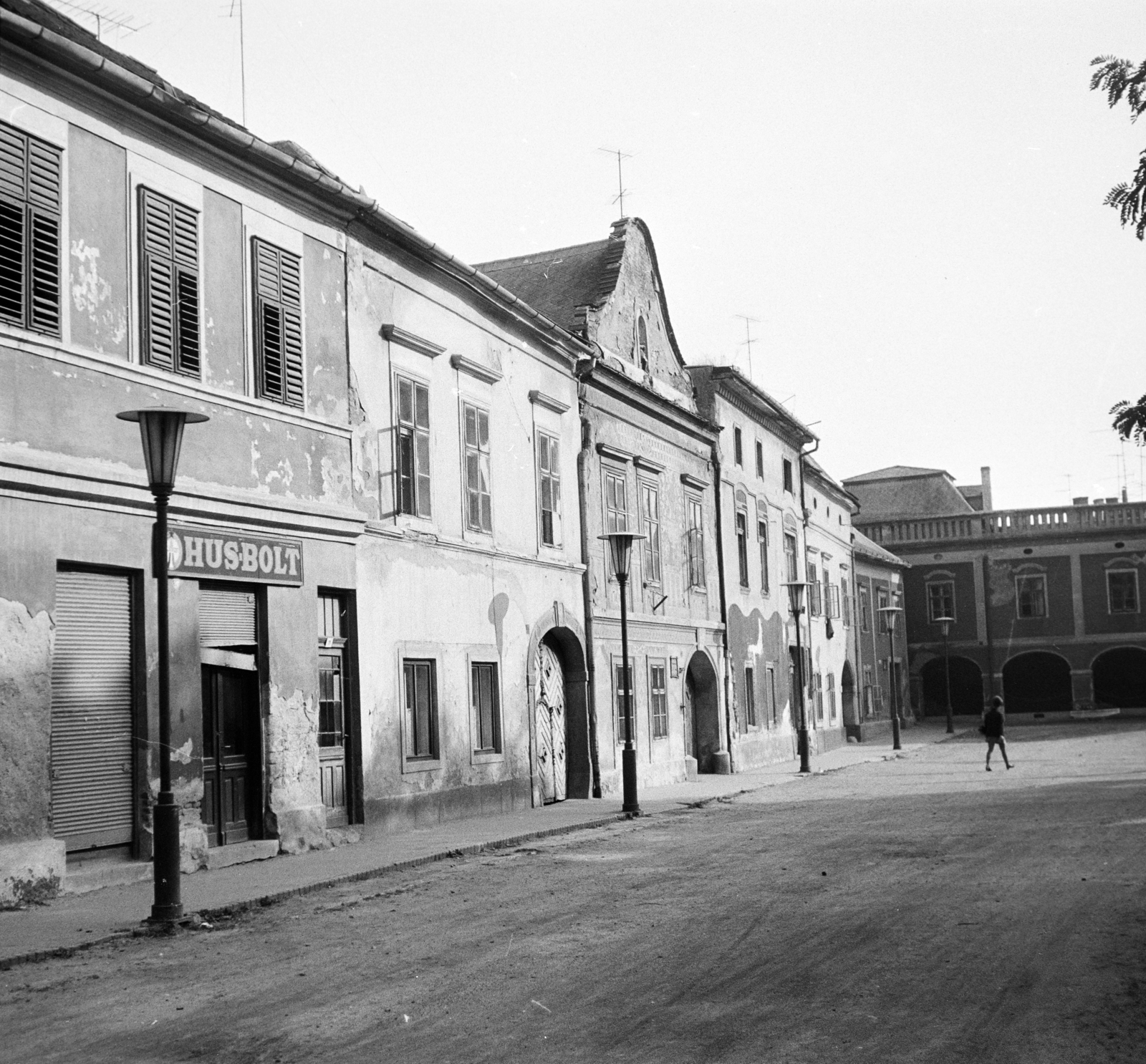 Hungary, Kőszeg, Jurisics tér a Lábasház-Levéltár (eredetileg táncterem, majd lakóház, ezt követően a mai levéltári épületet) felé nézve., 1969, Ladinek Viktor, Fortepan #269629