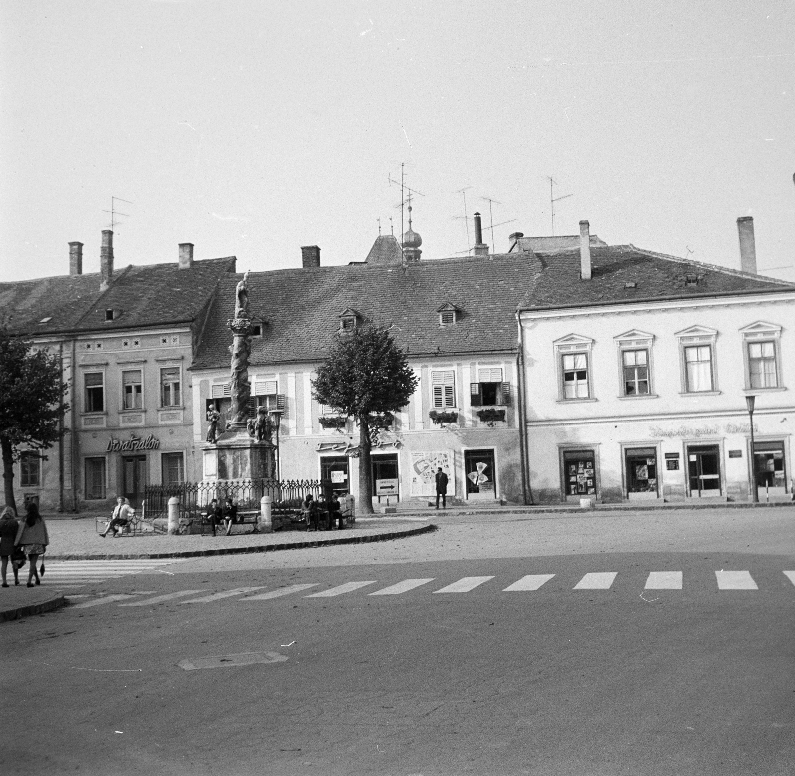 Hungary, Kőszeg, a Várkör 67., 69. és 71. a Rákóczi Ferenc utca felől, balra a Szentháromság-szobor., 1969, Ladinek Viktor, crosswalk, Fortepan #269631