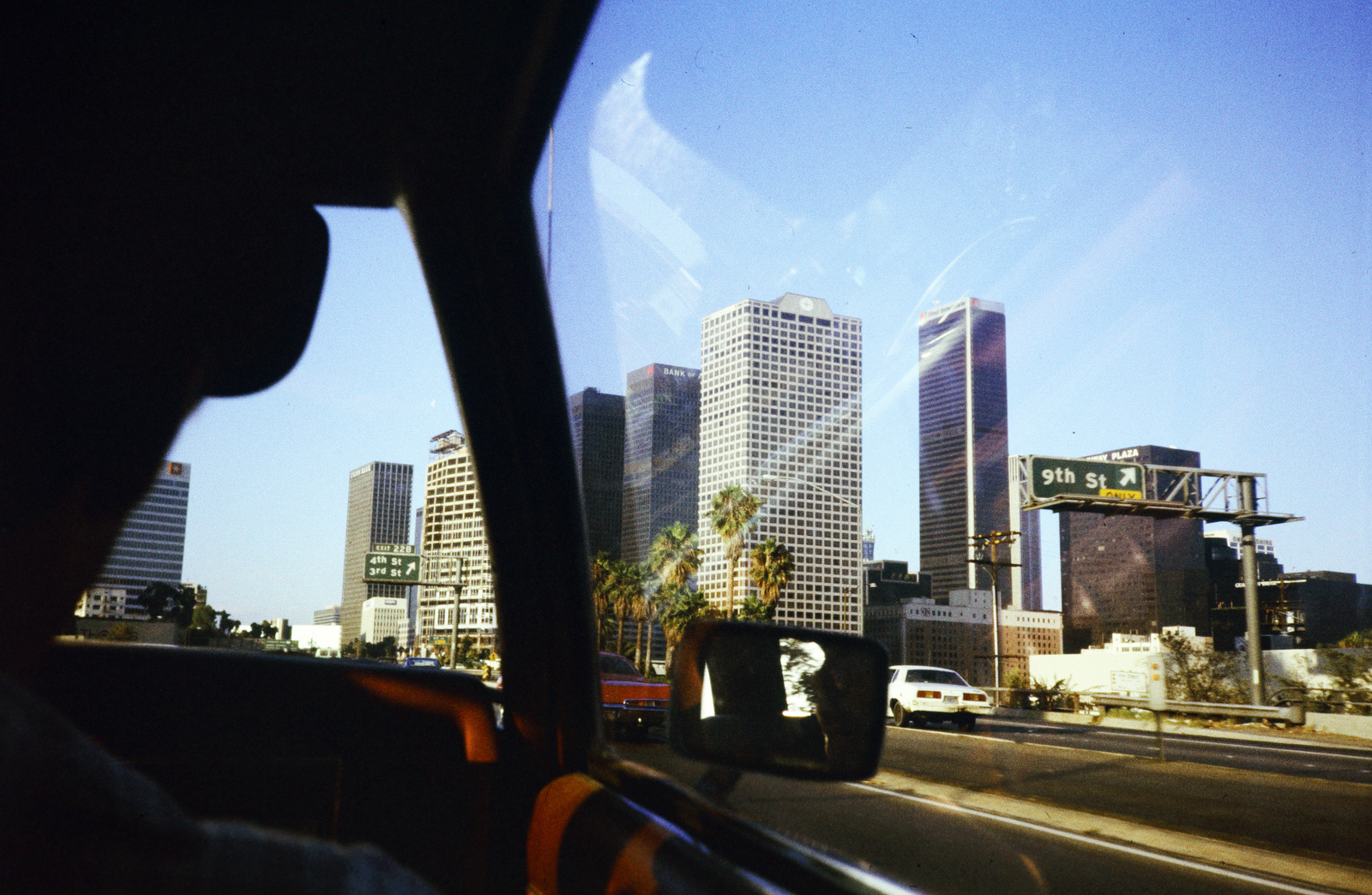 Amerikai Egyesült Államok, Kalifornia állam,Los Angeles, az Interstate 110/Harbour Freeway az Exit 22B-nél (James M. Wood Boulevard / 9th Street / 8th Street),
jobbra elöl az Ernst & Young Plaza, jobbra a háttérben az AON Center., 1985, Ladinek Viktor, színes, Fortepan #269641