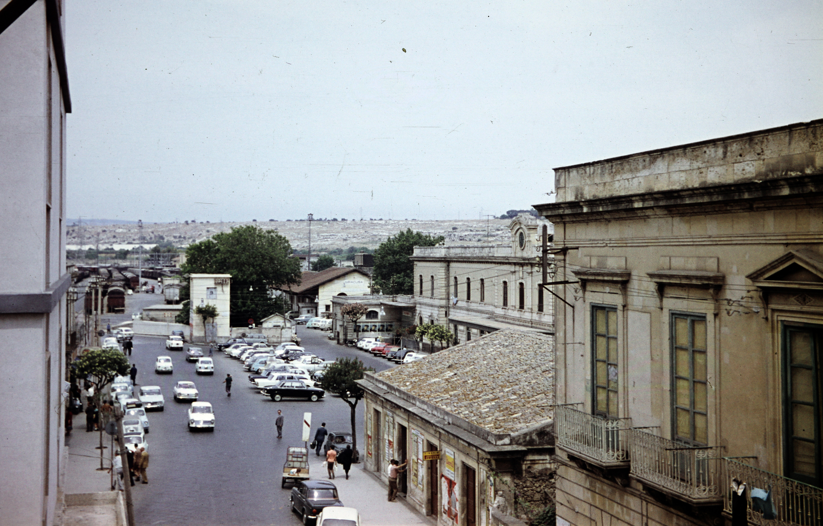 Olaszország, Siracusa, jobbra a vasútállomás., 1965, Ladinek Viktor, színes, madártávlat, parkoló, Fortepan #269650