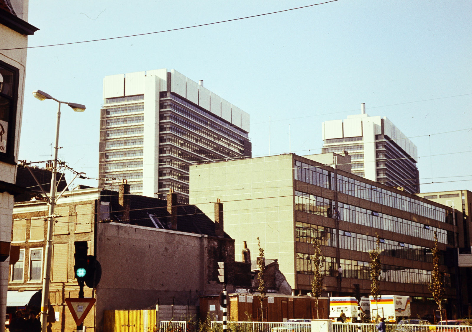 Hollandia, Hága, keresztbe a Spui, a Gedempte Gracht torkolatából nézve, háttérben a holland belügyminisztérium és igazságügyi minisztérium épületei., 1977, Ladinek Viktor, színes, Fortepan #269653