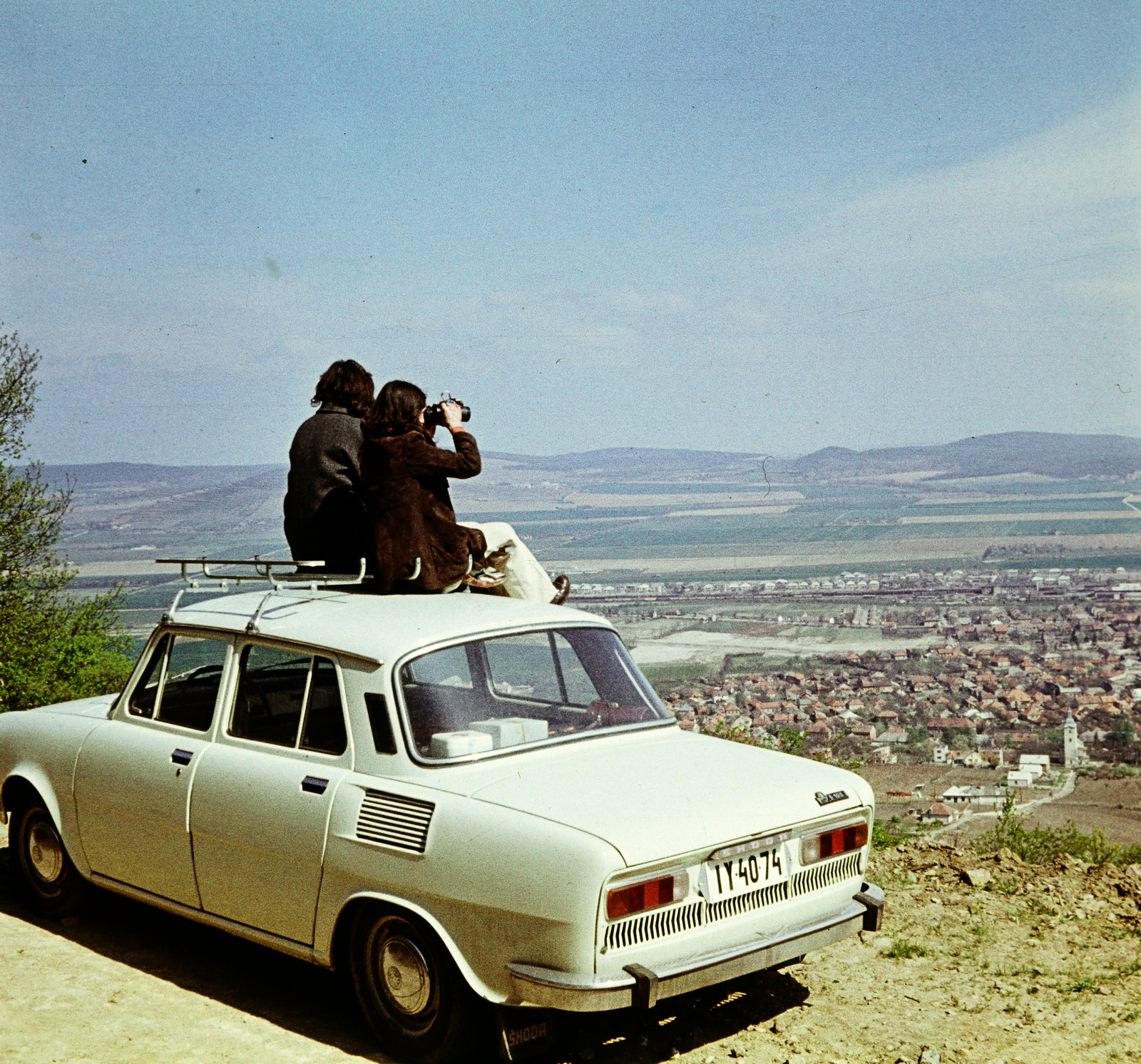 Hungary, Sátoraljaújhely, kilátás a Magas-hegy oldalából a város felé, jobbra lent a Szent Miklós püspök-templom (görögkatolikus templom)., 1973, Ladinek Viktor, Best of, Skoda-brand, number plate, back, colorful, sitting on a car, Fortepan #269654