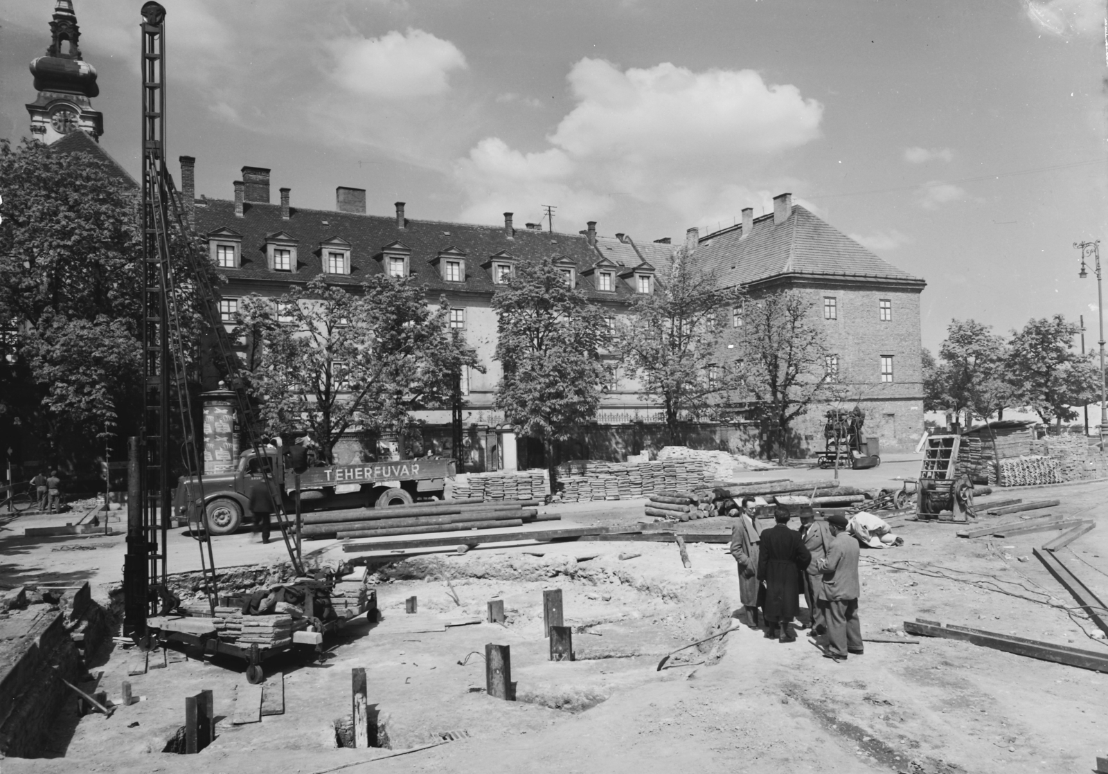 Magyarország, Budapest I., Batthyány tér, a metróépítés területe, háttérben a Szent Ferenc sebei templom és az egykori ferences kolostor., 1951, UVATERV, építkezés, teherautó, metróépítés, cölöpverő, Budapest, Fortepan #26966