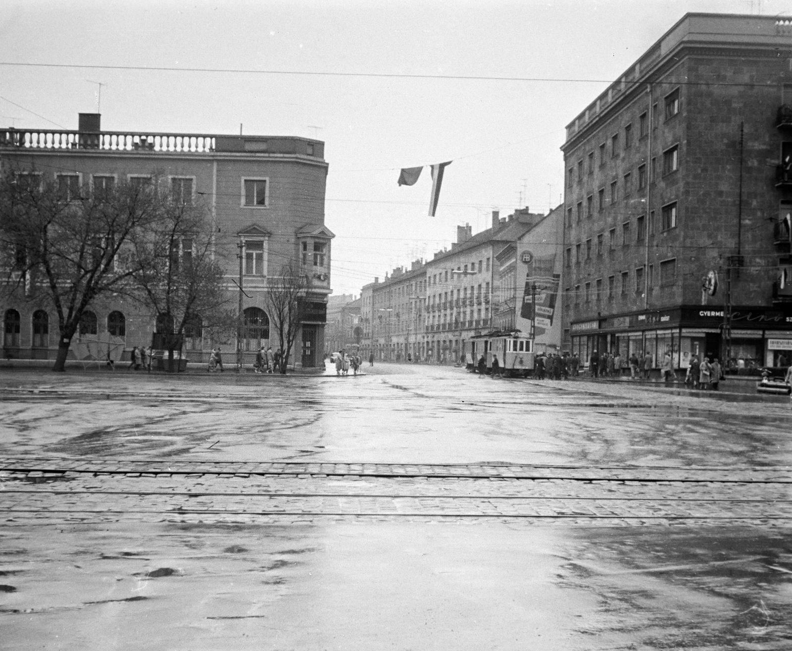 Magyarország, Debrecen, Piac utca (Vörös Hadsereg útja) a Kossuth térnél, szemben a Csapó utca., 1965, Ladinek Viktor, utcakép, villamos, Fortepan #269669