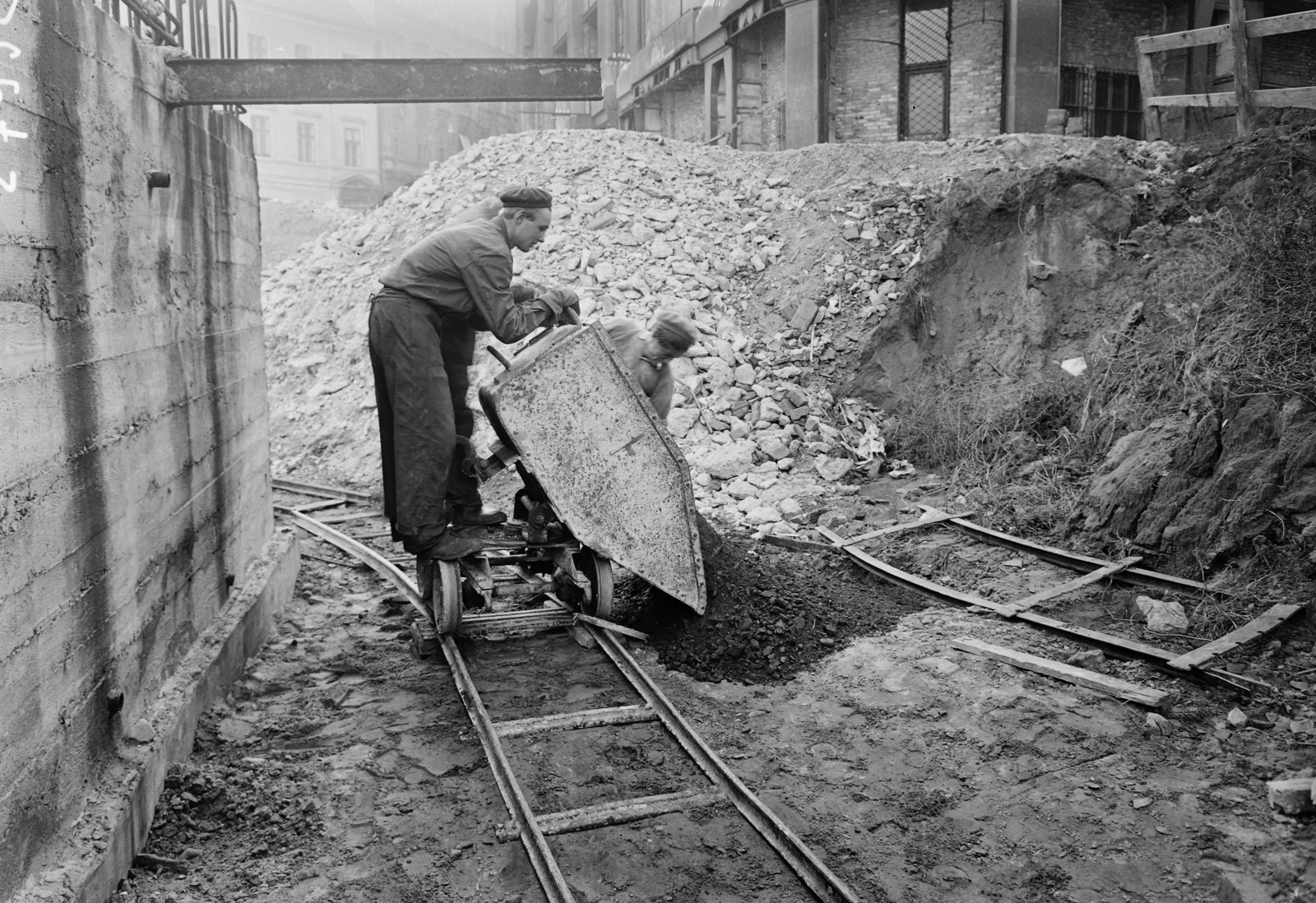 Hungary, Budapest V., Deák Ferenc tér, metróépítés. A háttérben a Sütő utca torkolata., 1955, UVATERV, railway, construction, work, subway construction, Budapest, railway cart, Fortepan #26967