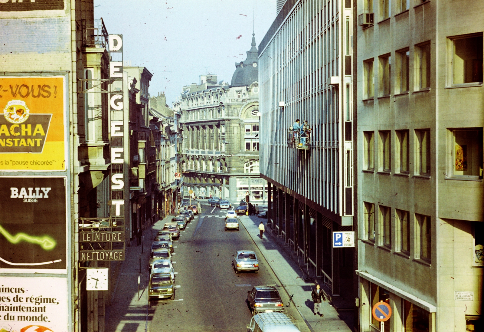 Belgium, Brüsszel, Gasthuisstraat a Pont de la Place de la Justice felől a Rue du Lombard - Place Saint-Jean sarkán álló épület felé nézve., 1979, Ladinek Viktor, színes, Fortepan #269672