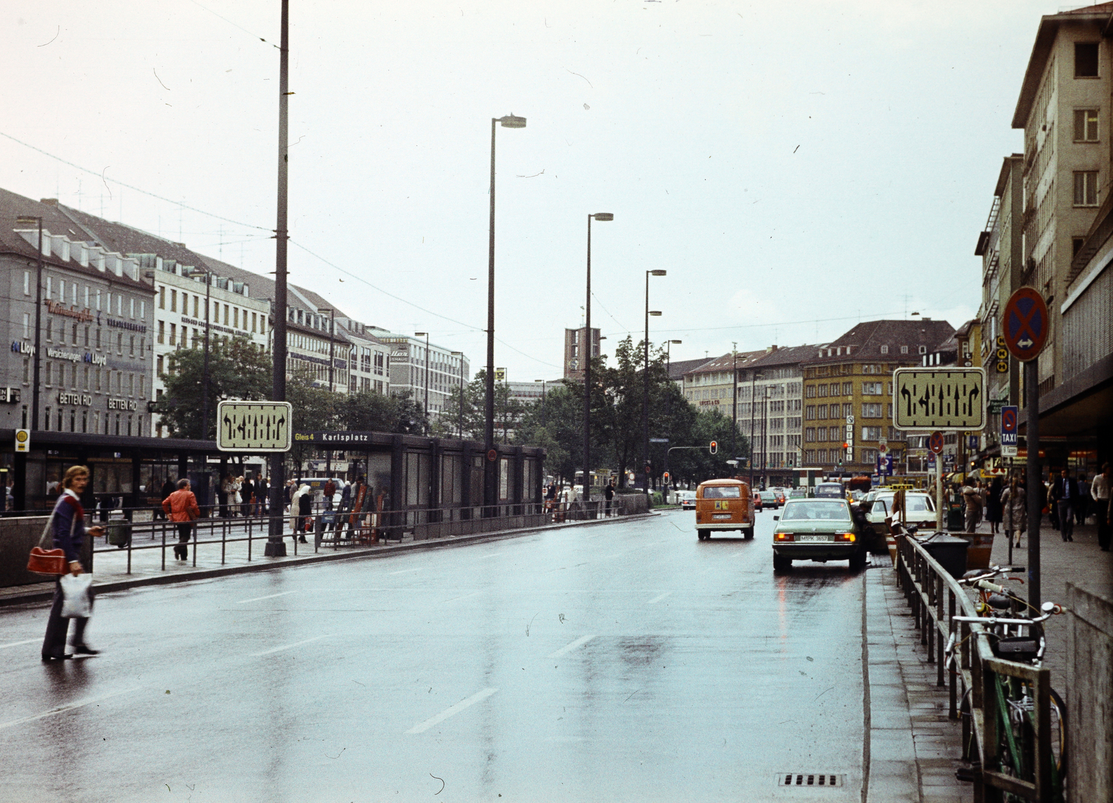 Germany, Munich, Sonnenstraße a Karlsplatz-nál., 1980, Ladinek Viktor, colorful, bicycle, rain, street view, Fortepan #269677