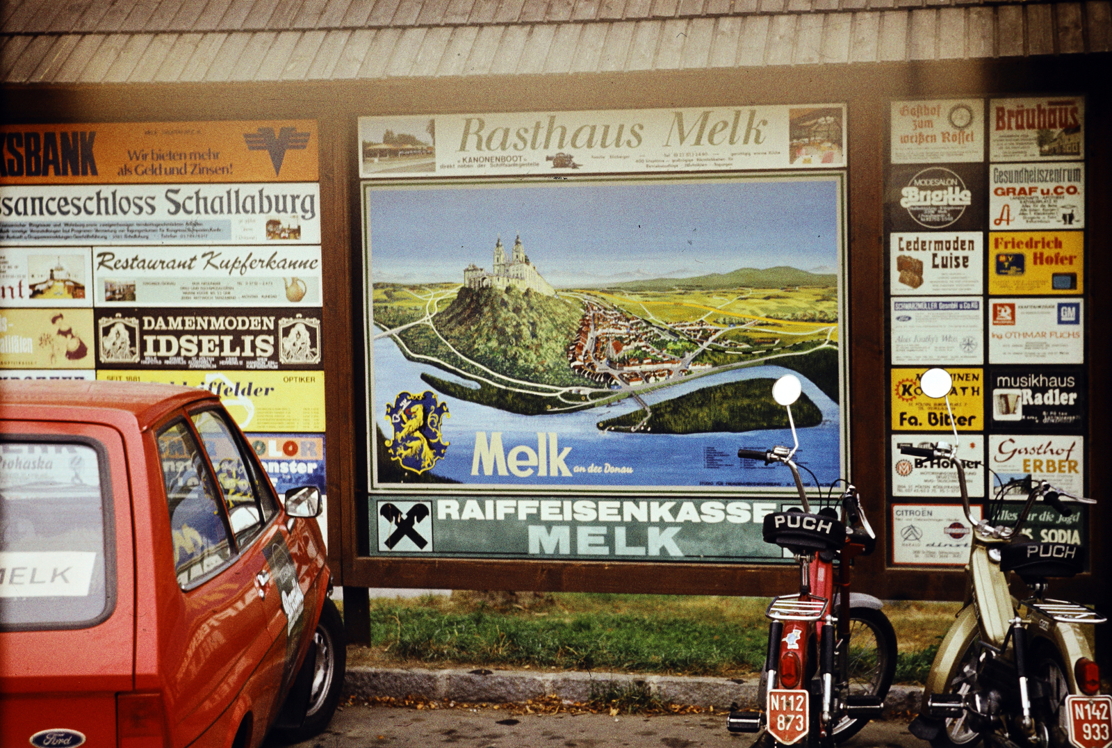 Ausztria, Melk, reklámplakátok az egyik parkolónál., 1975, Ladinek Viktor, színes, Fortepan #269679