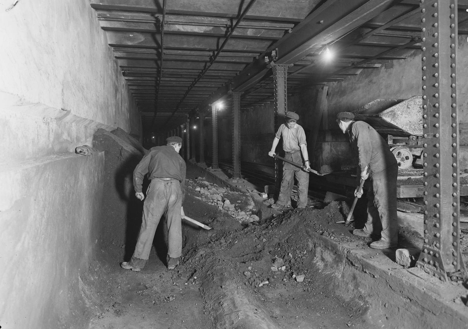 Hungary, Budapest, Bajcsy-Zsilinszky út, Millenniumi Földalatti vasút alagútja., 1955, UVATERV, construction, tunnel, work, subway construction, riveted steel, civil engineering, Fortepan #26968