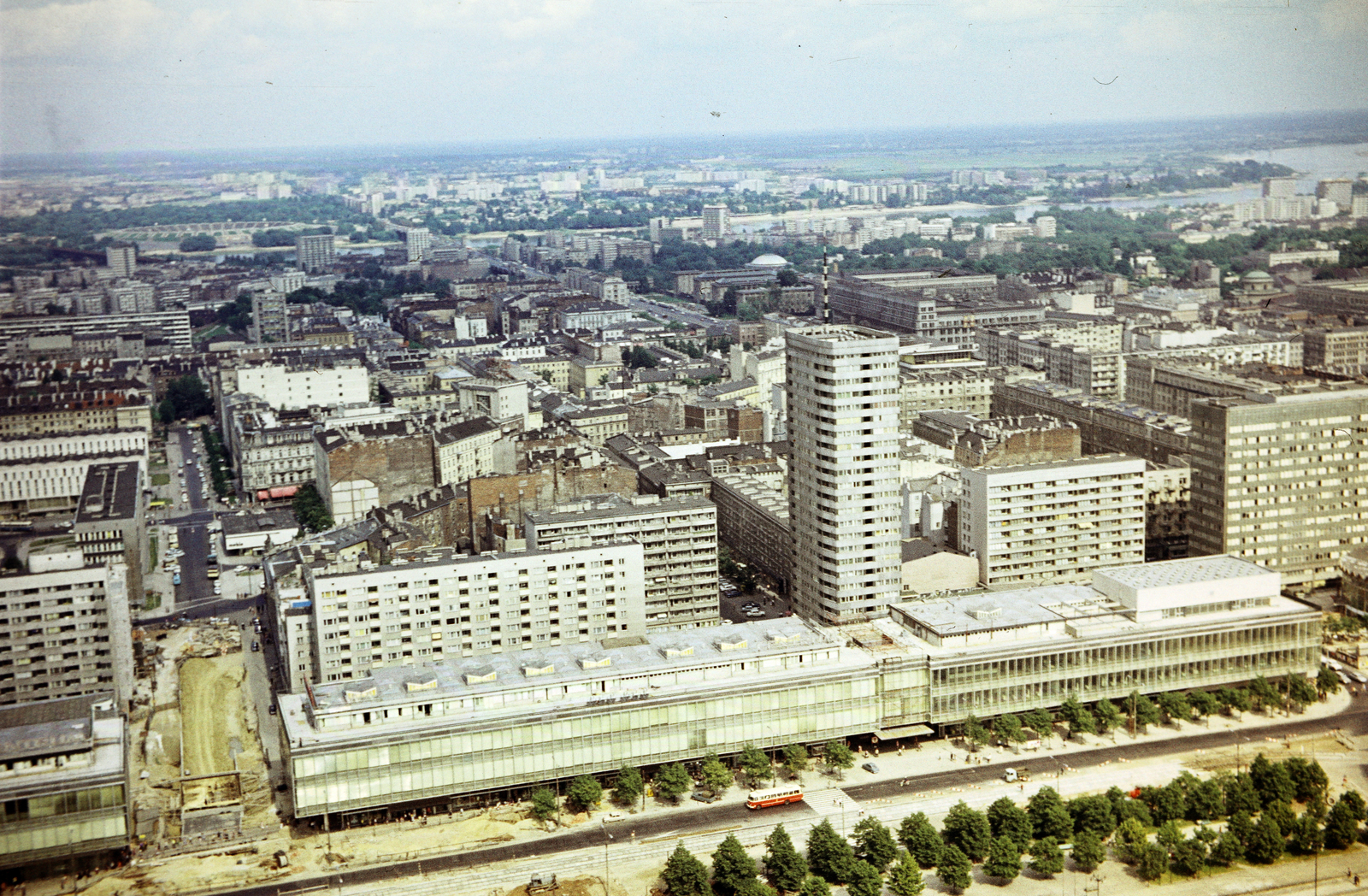 Poland, Warsaw, kilátás kelet felé a Kultúra és Tudomány Palotájából, előtérben az ulica Marszalkowska, balra az ulica Henryka Sienkiewicza torkolata és a Ściana Wschodnia épületkomplexum., 1969, Ladinek Viktor, Fortepan #269683