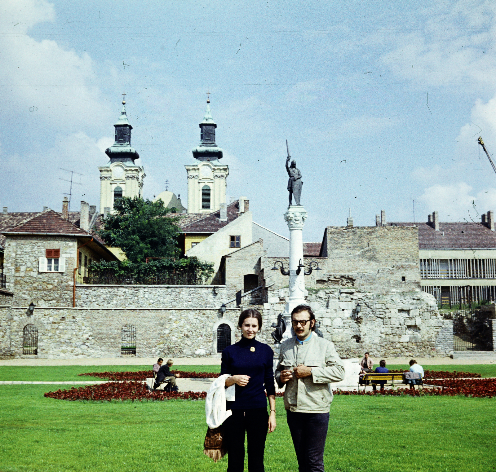 Hungary, Székesfehérvár, Piac tér / Várfal park, a felvétel a Püspökkút, Bory Jenő építész, szobrász- és festőművész alkotása (1928) előtt készült. Háttérben a Szent István-székesegyház tornyai látszanak., 1972, Ladinek Viktor, Fortepan #269690