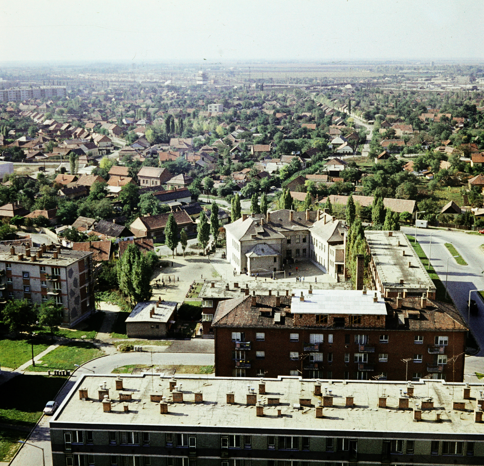 Hungary, Szolnok, kilátás a Várkonyi István téri toronyházból, középen a Kassai úti Általános Iskola., 1970, Ladinek Viktor, school, Fortepan #269698