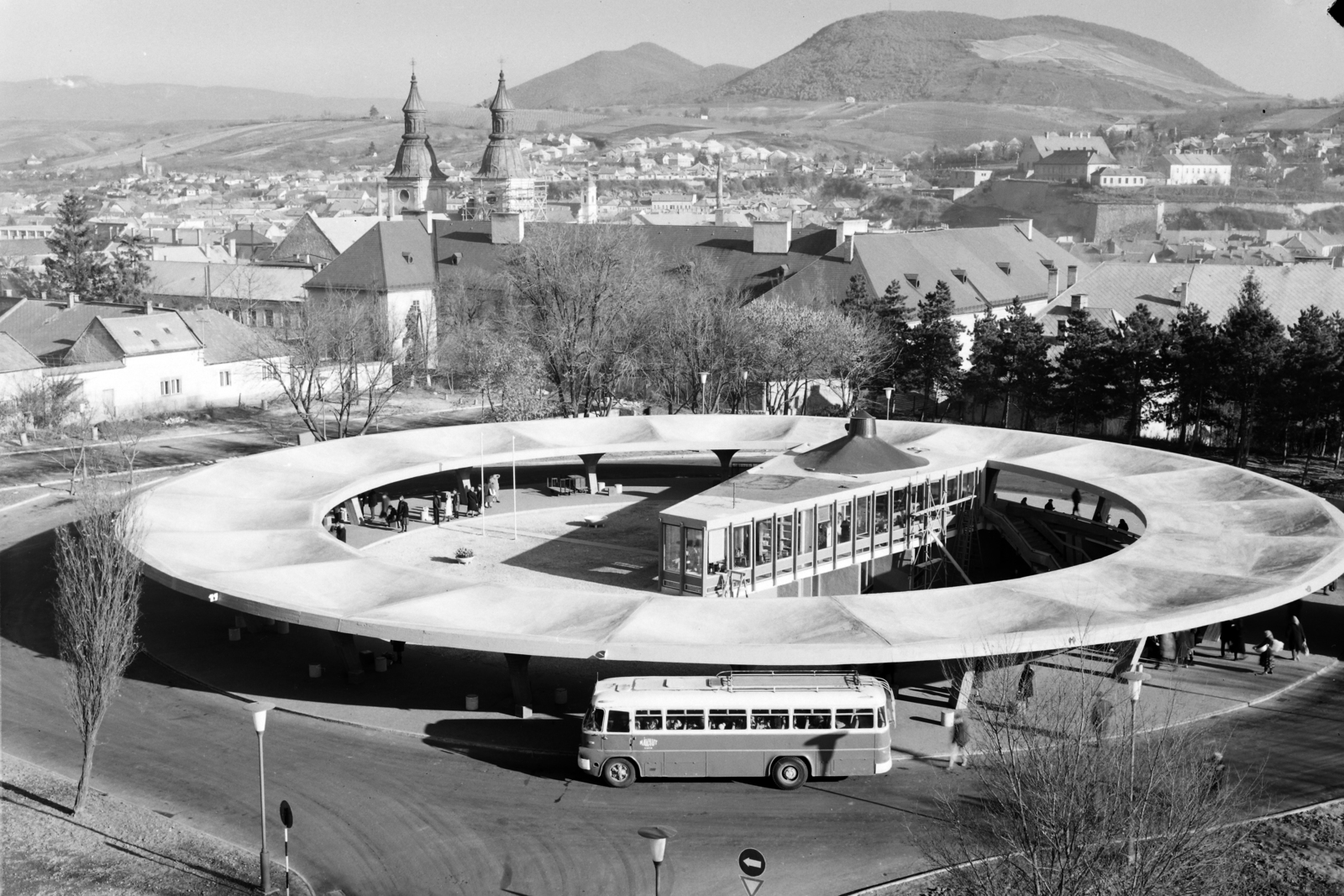 Hungary, Eger, autóbusz-pályaudvar, látkép az Egri vár felé nézve., 1968, UVATERV, bus, Hungarian brand, Ikarus-brand, picture, Ikarus 620, Fortepan #2697