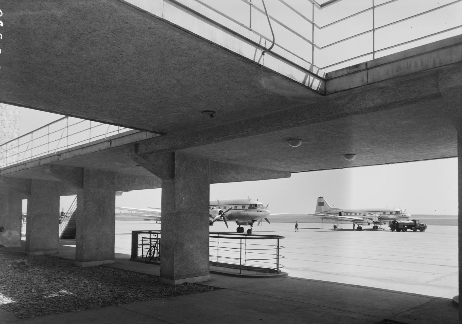 Hungary, Ferihegy (now - Ferenc Liszt) International Airport, Budapest XVIII., az Aeroflot légitársaság Il-12B típusú repülőgépei., 1956, UVATERV, transport, bicycle, Soviet brand, airplane, Ilyushin-brand, Aeroflot airlines, Budapest, Károly Dávid-design, Fortepan #26971