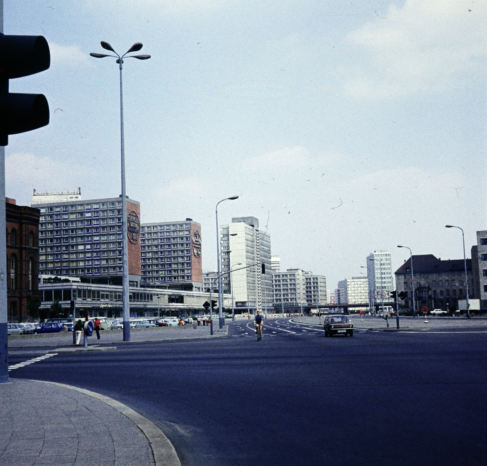 Németország, Berlin, Kelet-Berlin, a Grunerstrasse a Mühlendamm - Spandauer Straße sarok felöl nézve, a kép bal szélén a Vörös Városháza (Rotes Rathaus)., 1975, Ladinek Viktor, NDK, Kelet-Berlin, színes, kerékpár, képarány: négyzetes, Fortepan #269710