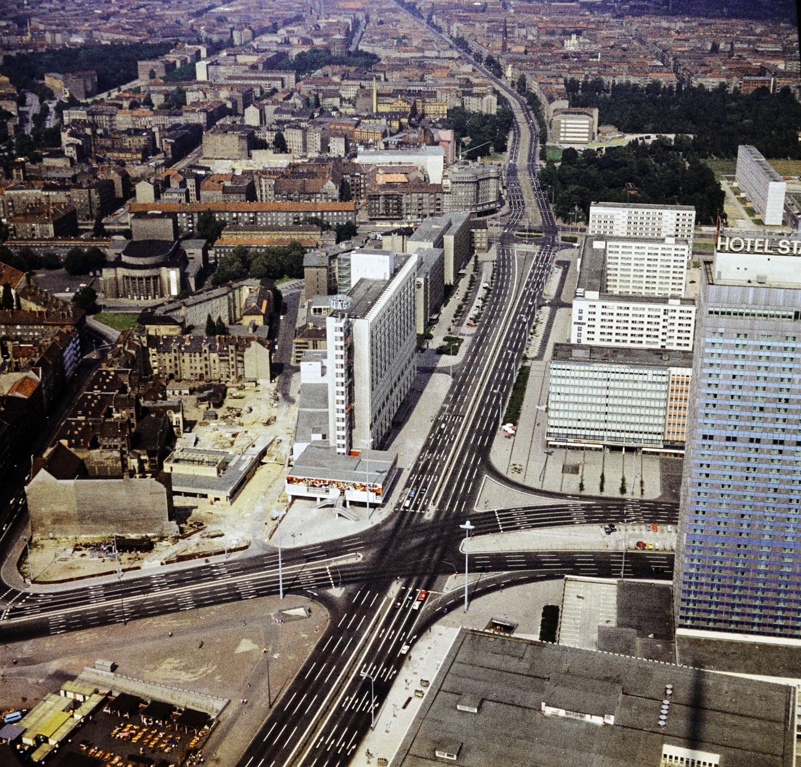 Németország, Berlin, Kelet-Berlin, kilátás a TV toronyból a Karl-Liebknecht-Strasse-ra., 1975, Ladinek Viktor, NDK, Kelet-Berlin, színes, Fortepan #269715