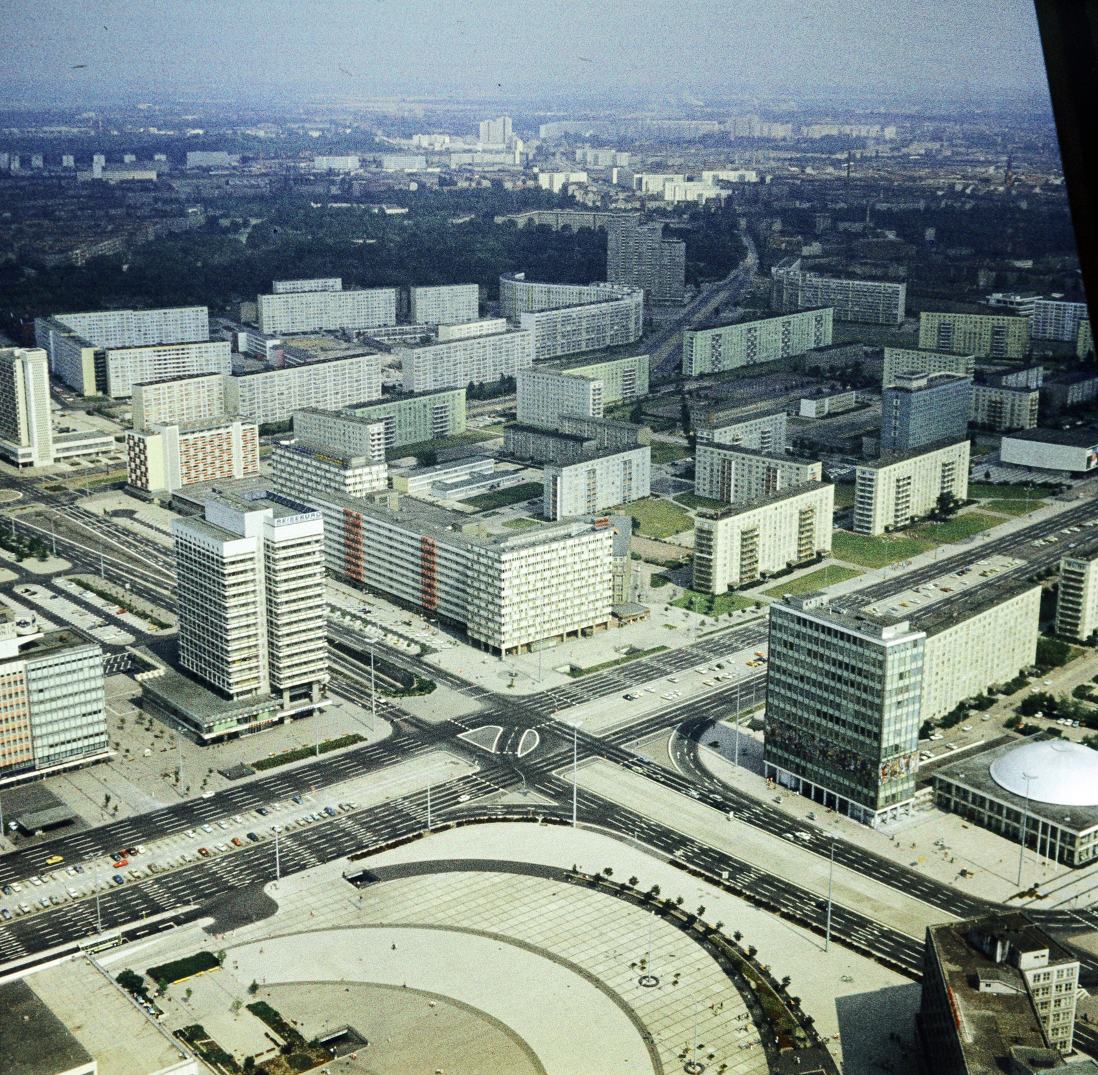 Németország, Berlin, Kelet-Berlin, kilátás a TV toronyból, előtérben az Alexanderplatz, mögötte a Karl Marx Allee., 1975, Ladinek Viktor, NDK, Kelet-Berlin, színes, Fortepan #269716