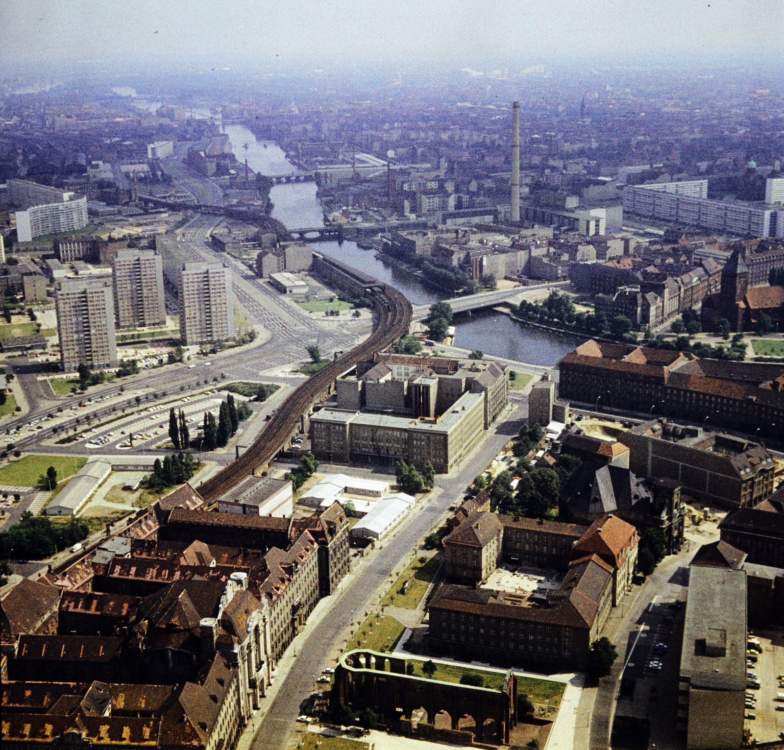 Németország, Berlin, Kelet-Berlin, kilátás a TV toronyból a Jannowitzbrücke S-Bahn állomás felé (középen a hídfőnél)., 1975, Ladinek Viktor, NDK, Kelet-Berlin, színes, Fortepan #269717