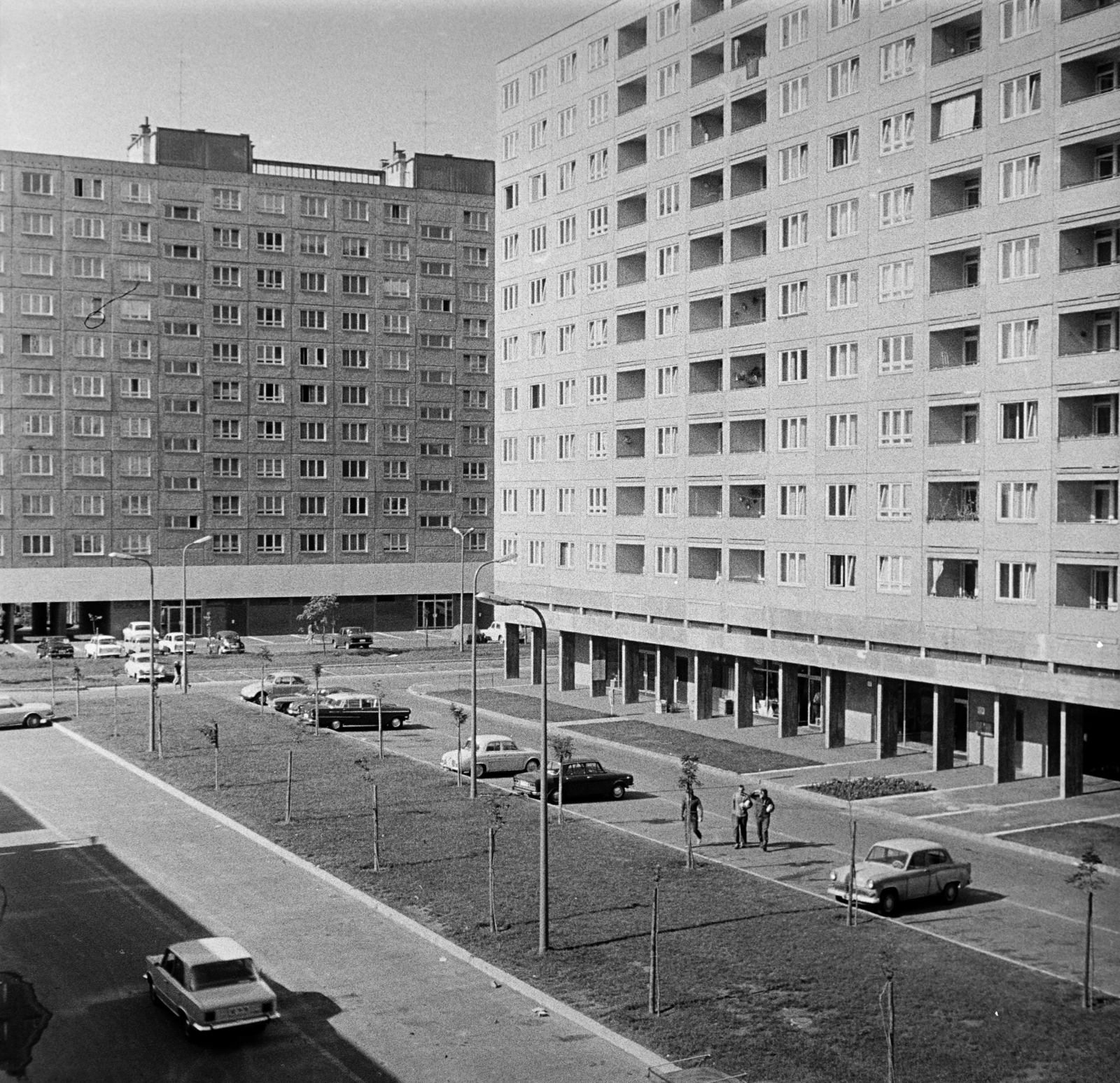 Hungary, Óbuda, Budapest III., Kerék utca, szemben a Kórház utca melletti ház látható., 1975, Ladinek Viktor, Budapest, car park, sapling, concrete block of flats, blocks, Fortepan #269725