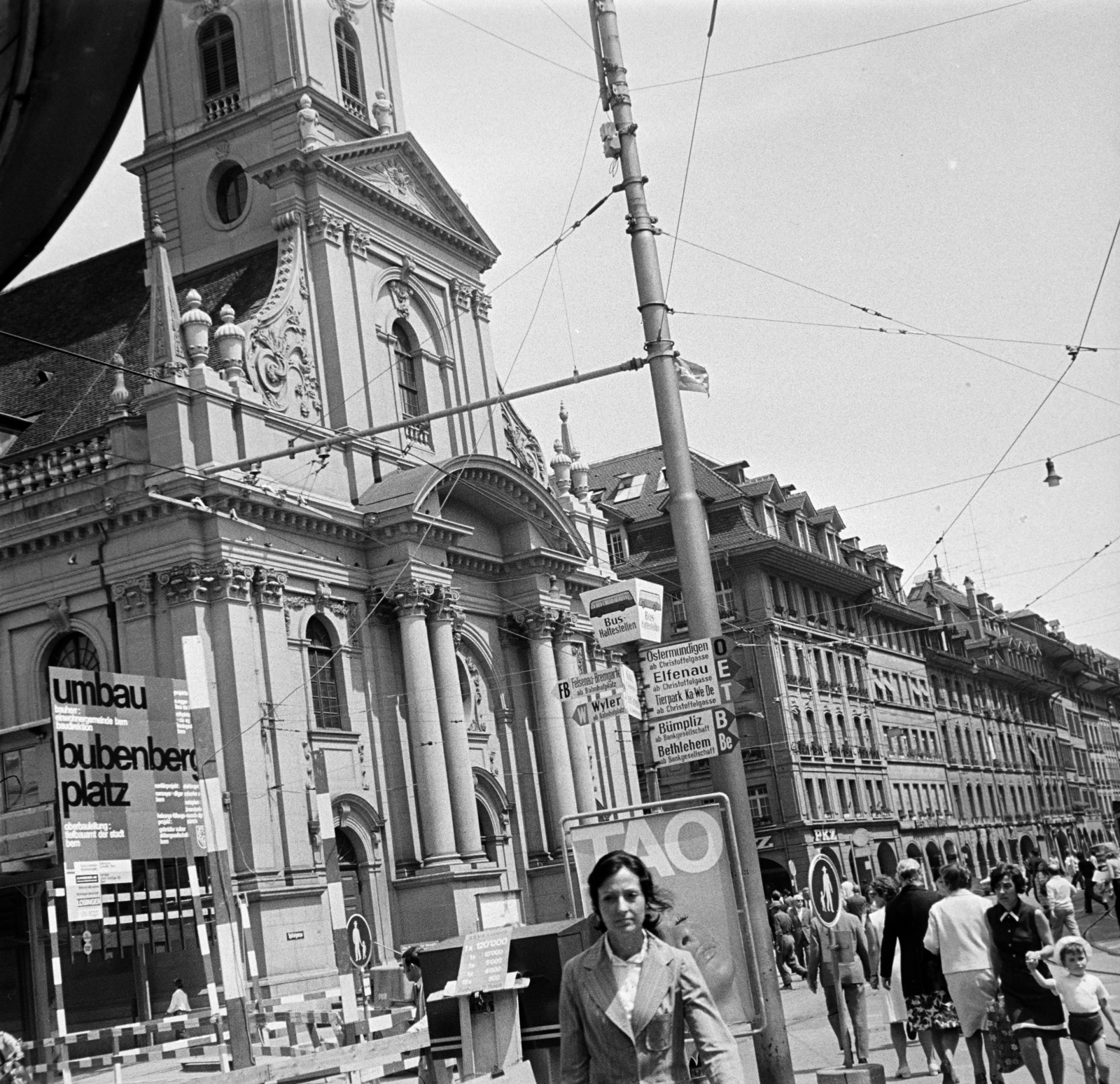 Switzerland, Bern, Bubenbergplatz / Bahnhofplatz, szemben a Spitalgasse-n a Heiliggeistkirche., 1972, Ladinek Viktor, Fortepan #269728