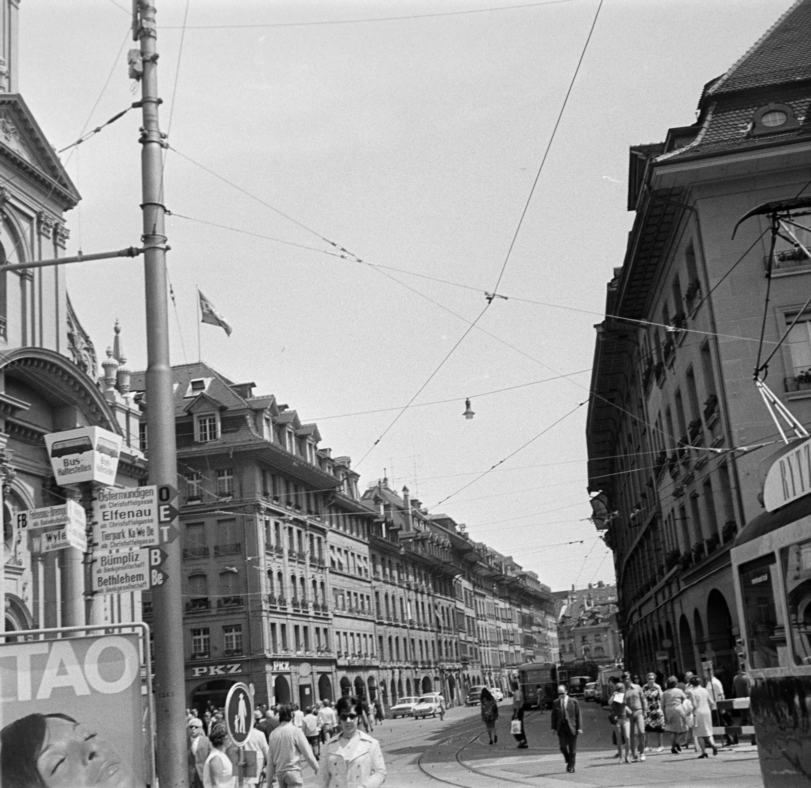 Switzerland, Bern, Bubenbergplatz / Bahnhofplatz, szemben a Spitalgasse, balra a Heiliggeistkirche részlete látható., 1972, Ladinek Viktor, Fortepan #269729