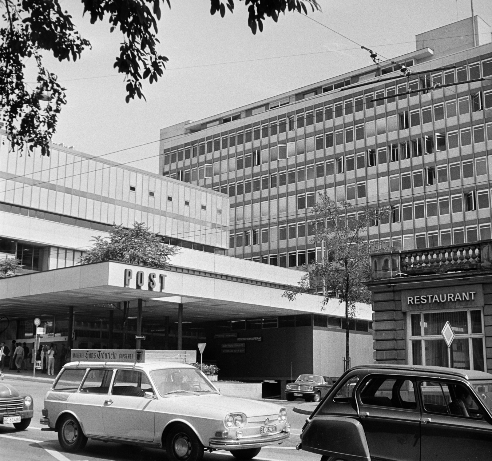 Switzerland, Bern, Schanzenstrasse, szemben a mai PostParc kereskedelmi központ. Jobbra a Bubenbergplatz sarkán álló étterem részlete látható., 1972, Ladinek Viktor, untitled, Fortepan #269730
