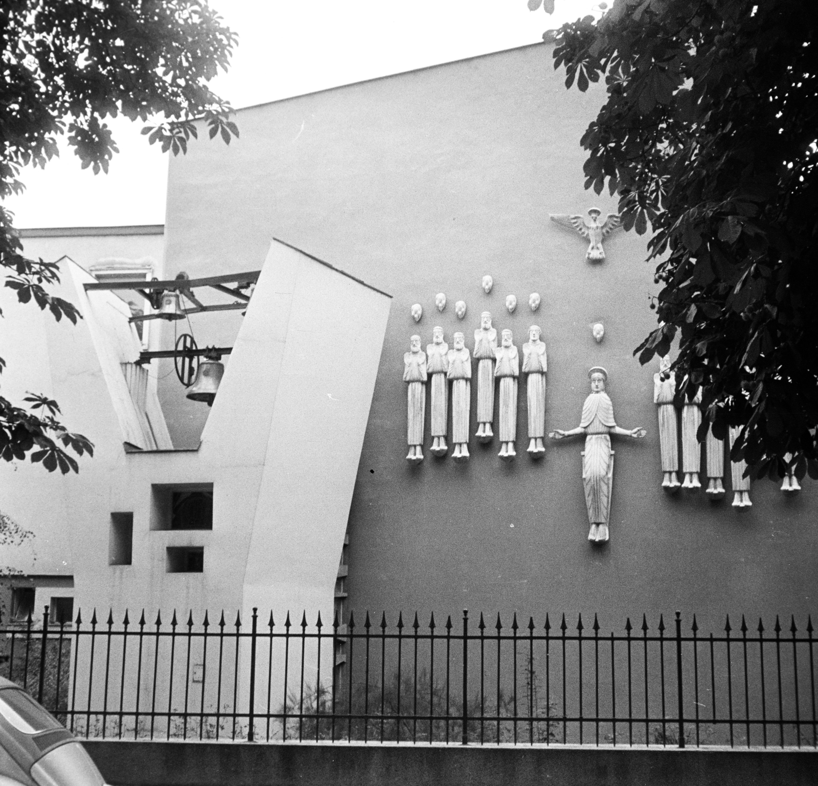 Austria, Vienna, Auhofstraße 10., Pallottihaus. Az épületben található az Apostolok Királynője-templom (Kirche „Zur Königin der Apostel“)., 1963, Ladinek Viktor, Fortepan #269736