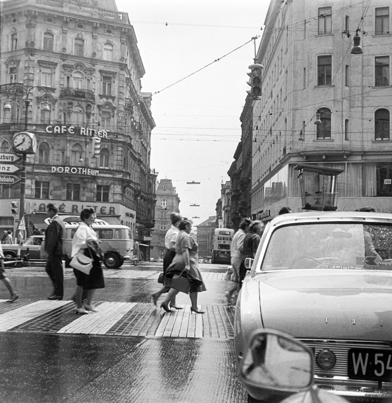 Austria, Vienna, balra a Schadekgasse, szemben az Amerlingstrasse, jobbra a Mariahilfer Strasse. A felvétel a Bundesländerplatz felől készült., 1963, Ladinek Viktor, Best of, crosswalk, Fortepan #269737