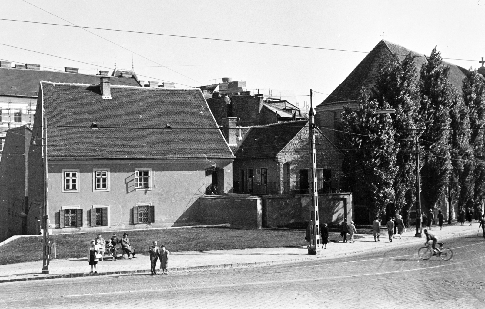 Hungary, Budapest I., Apród utca, szemben a Virág Benedek ház, a fák takarásában az Alexandriai Szent Katalin-templom., 1966, Ladinek Viktor, Budapest, Fortepan #269746