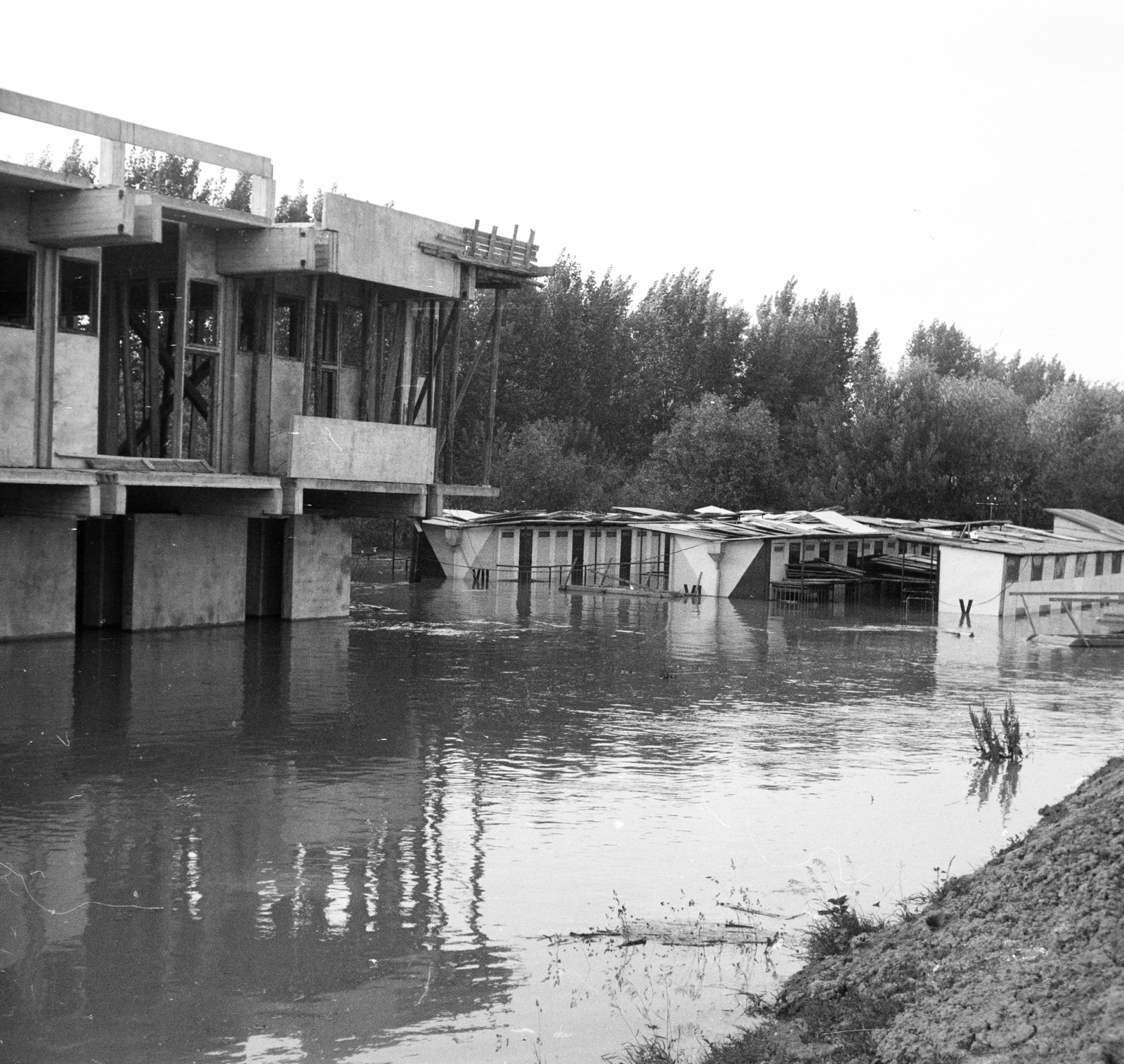 Magyarország, Szeged, Közép Kikötő sor, balra az épülő Tisza Gyöngye. A felvétel az 1970. tavaszi árvíz idején készült., 1970, Ladinek Viktor, Fortepan #269749