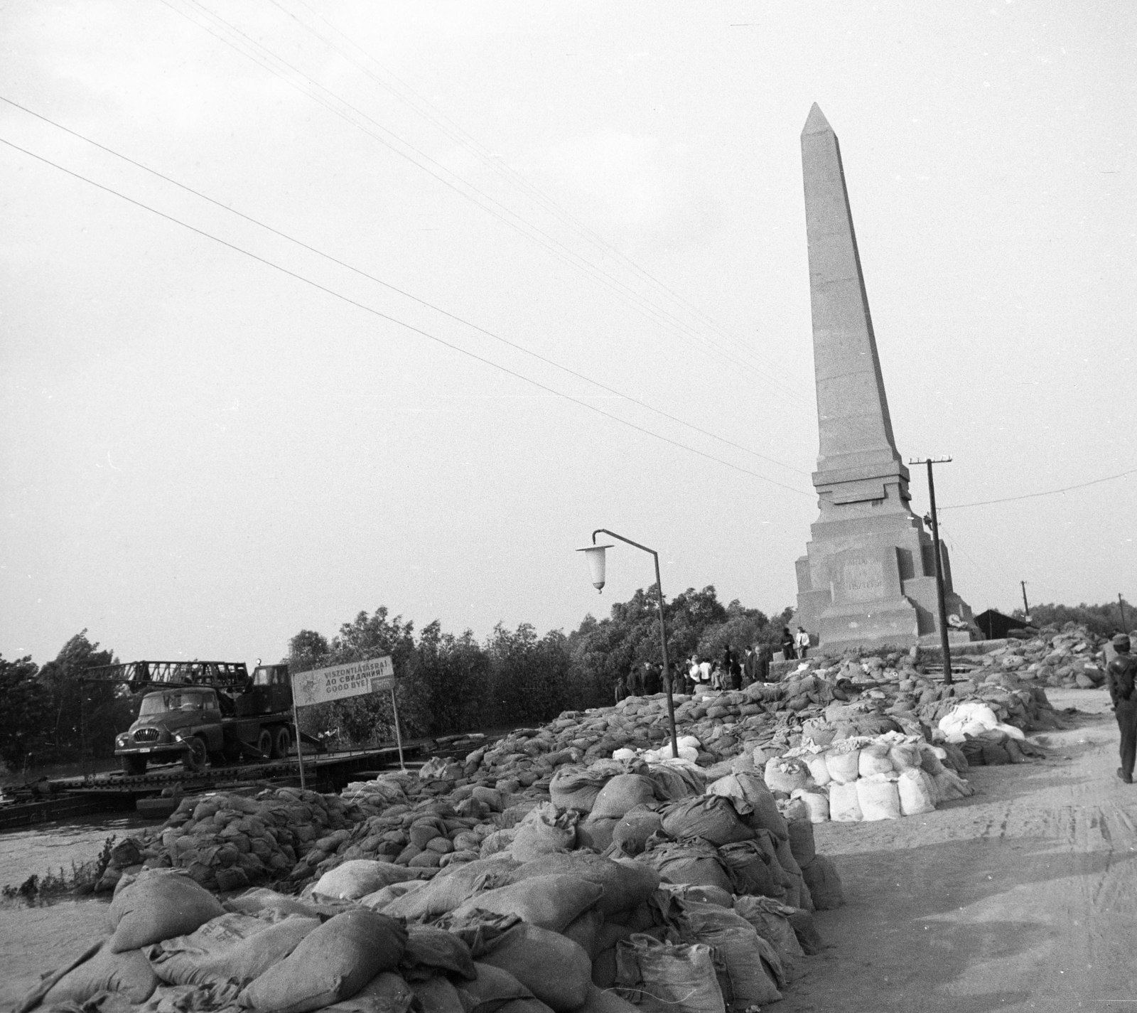 Hungary, Szeged, Felső Kikötő sor, háttérben a Bertalan Emlékmű. A felvétel az 1970. tavaszi árvíz idején készült., 1970, Ladinek Viktor, Fortepan #269751