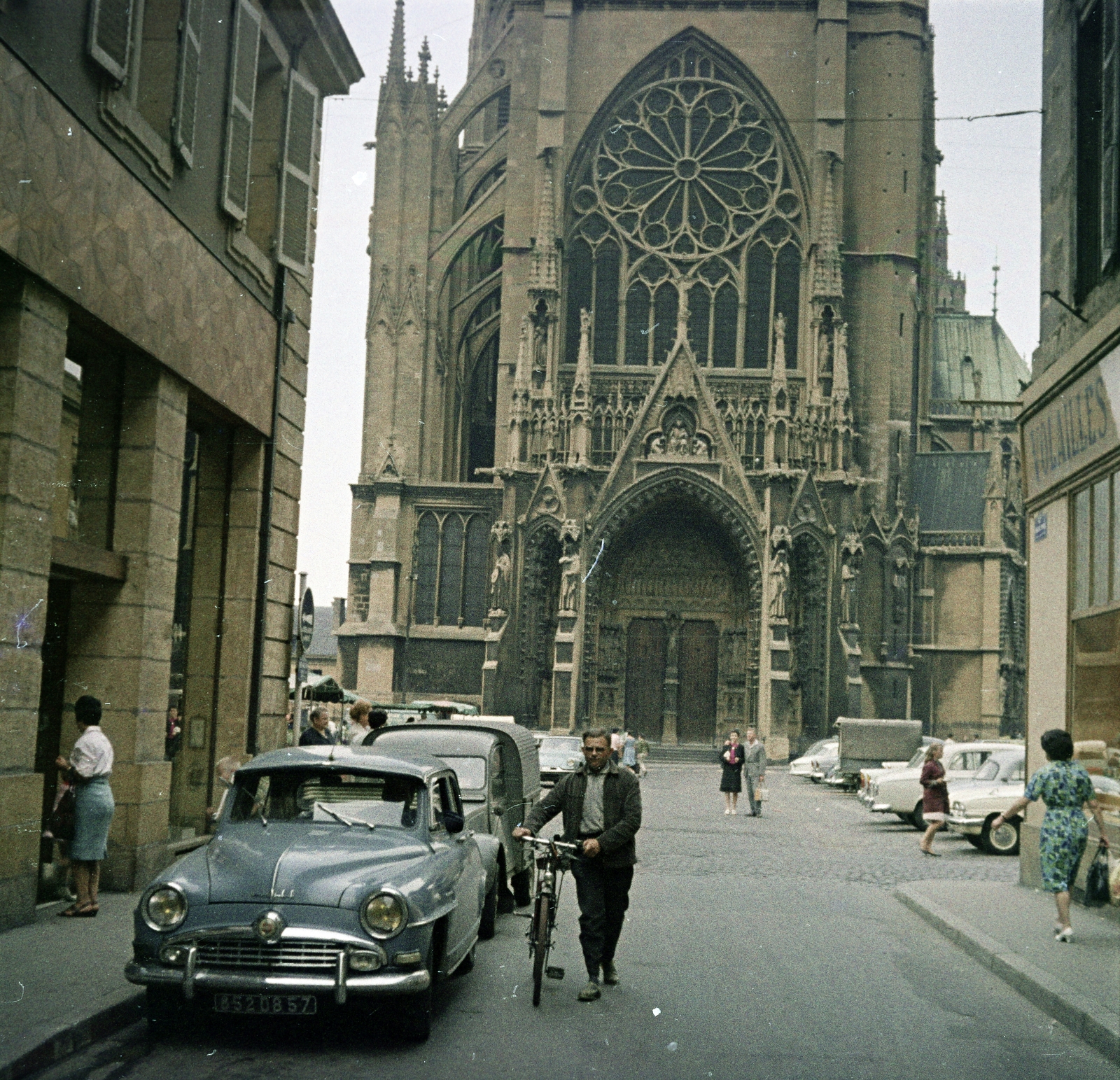 Franciaország, Metz, Rue Ambroise Thomas, szemben a székesegyház (Cathédrale Saint-Étienne)., 1961, Ladinek Viktor, Simca Aronde, színes, Fortepan #269757