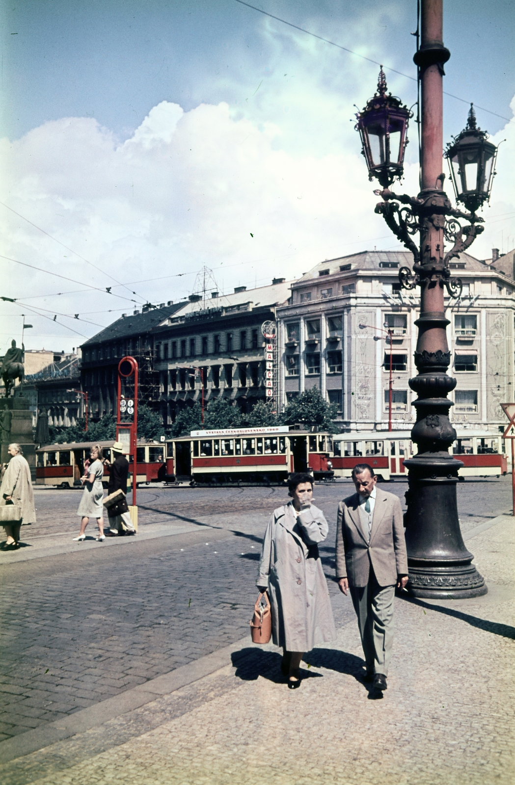 Csehország, Prága, Vencel tér (Václavské námestí), a felvétel a Nemzeti Múzeum előtt készült., 1961, Ladinek Viktor, villamos, színes, Fortepan #269758