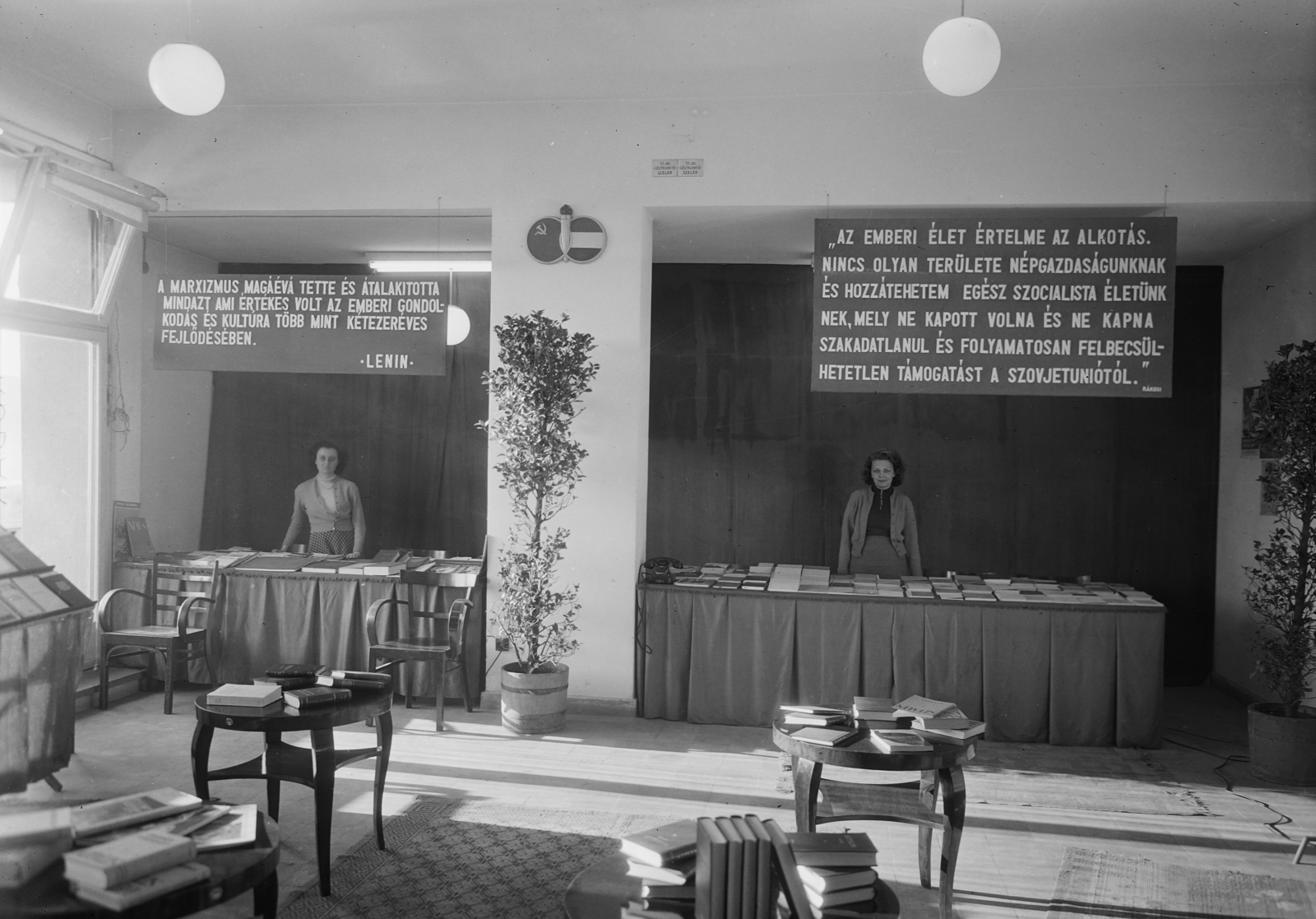 Hungary, Budapest V., Vigadó (Molotov) tér 1., UVATERV-MÉLYÉPTERV székház, MSZBT rendezvény., 1953, UVATERV, book, furniture, interior, slogan, Budapest, Fortepan #26976