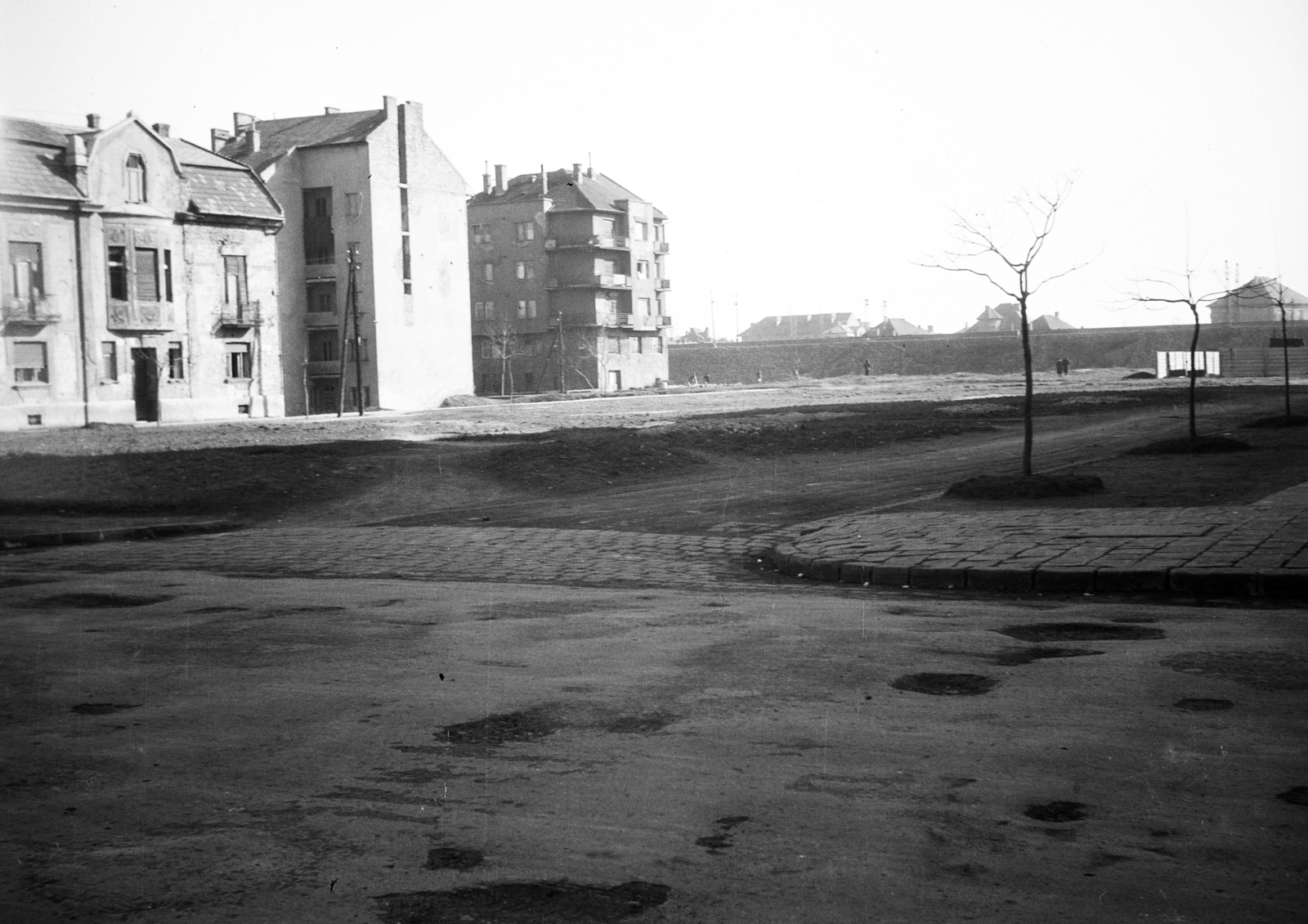 Magyarország, Budapest XI., Bukarest utca az Ulászló utcánál, szemben a Hamzsabégi út melletti vasúti töltés látható., 1955, Ladinek Viktor, Budapest, facsemete, lakóház, utcakép, bérház, Fortepan #269766