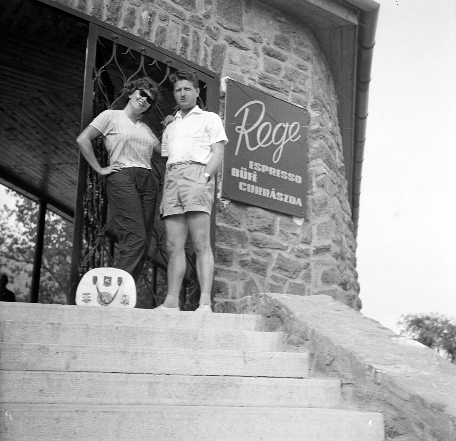 Hungary,Lake Balaton, Tihany, Kossuth Lajos utca, a felvétel a Rege Cukrászda terasza és a Rege udvar közötti kapunál készült., 1962, Ladinek Viktor, Fortepan #269779